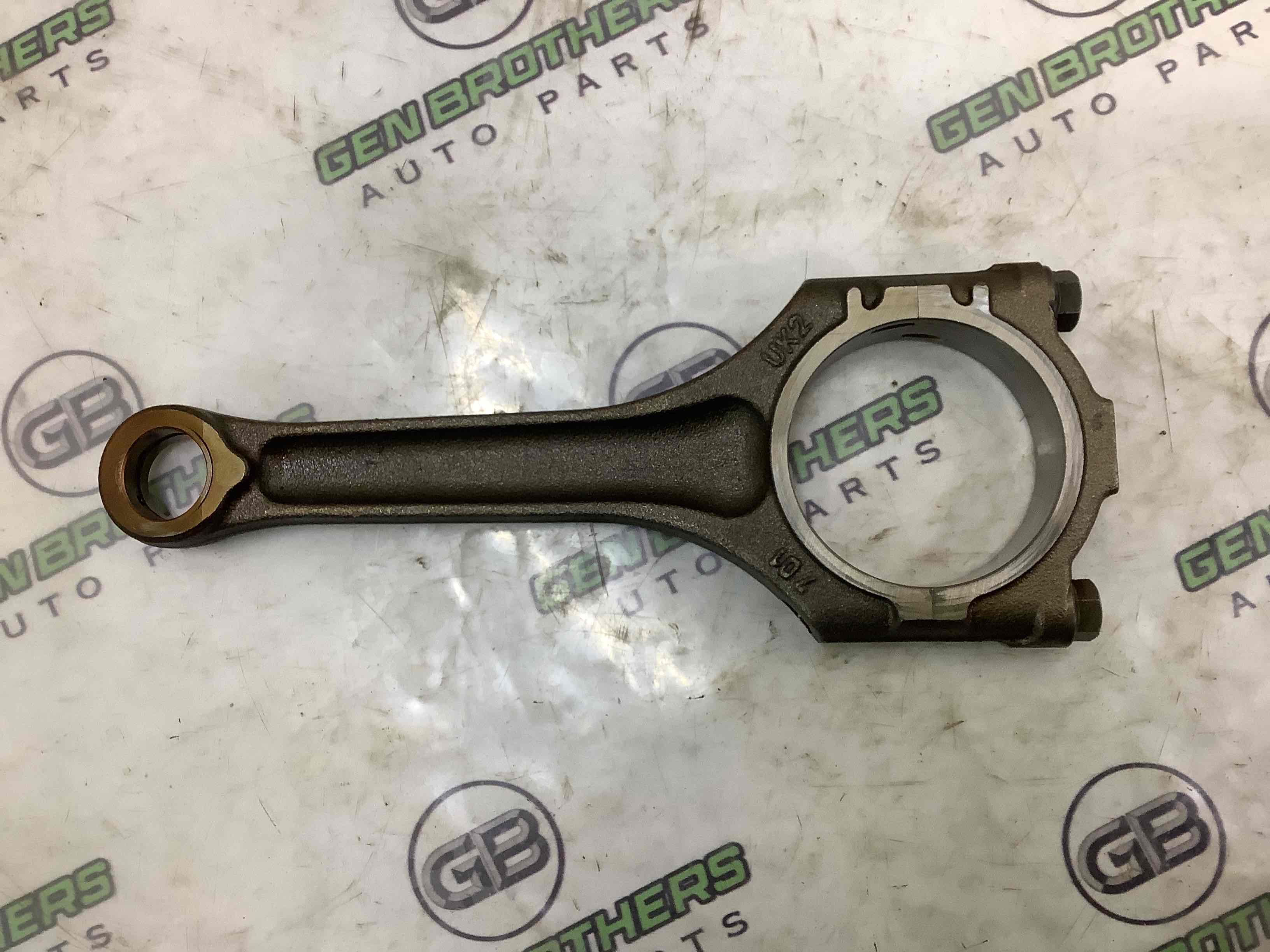 Шатун поршня двигуна