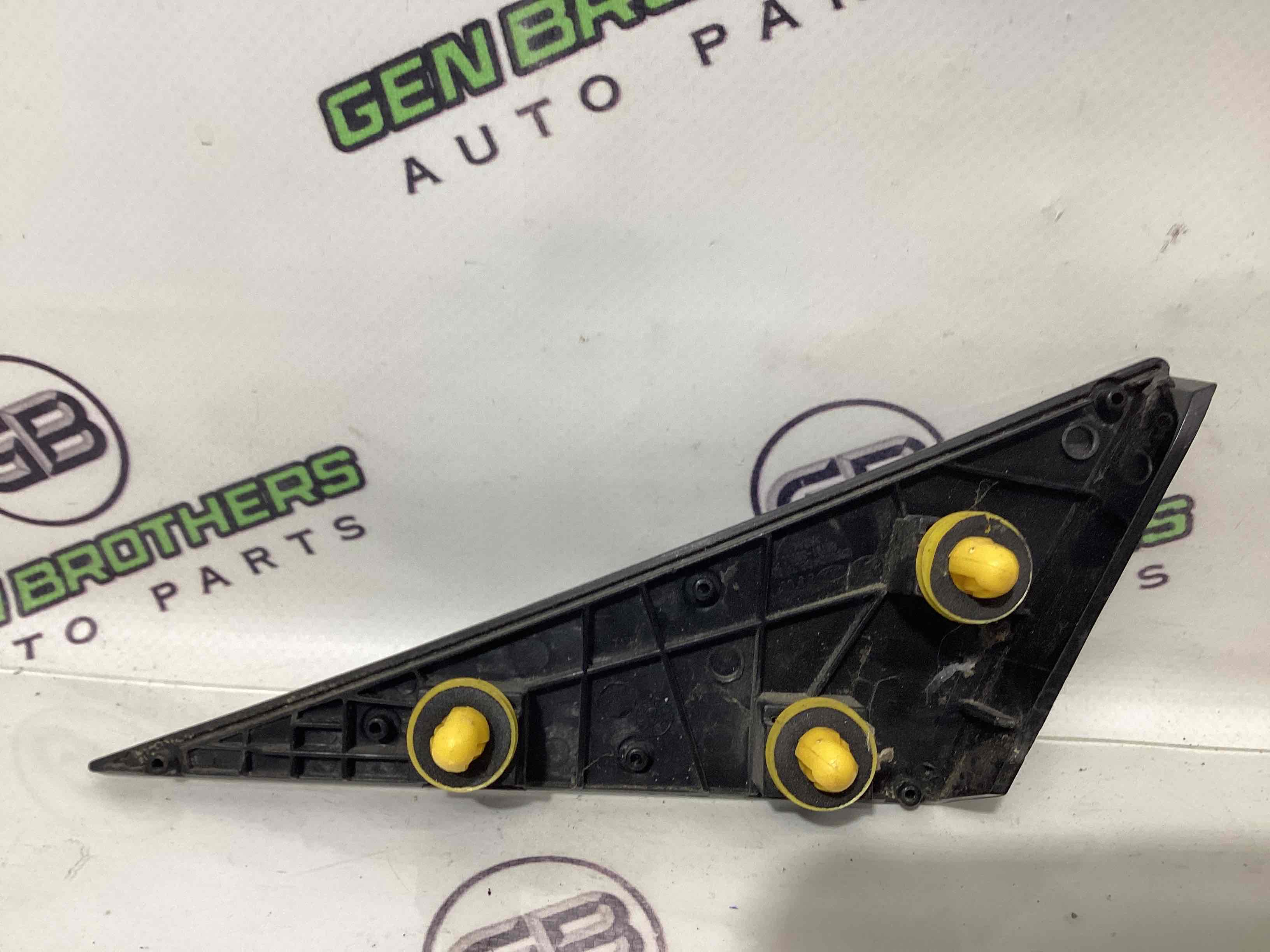 Корпус, накладка, крепление правого зеркала