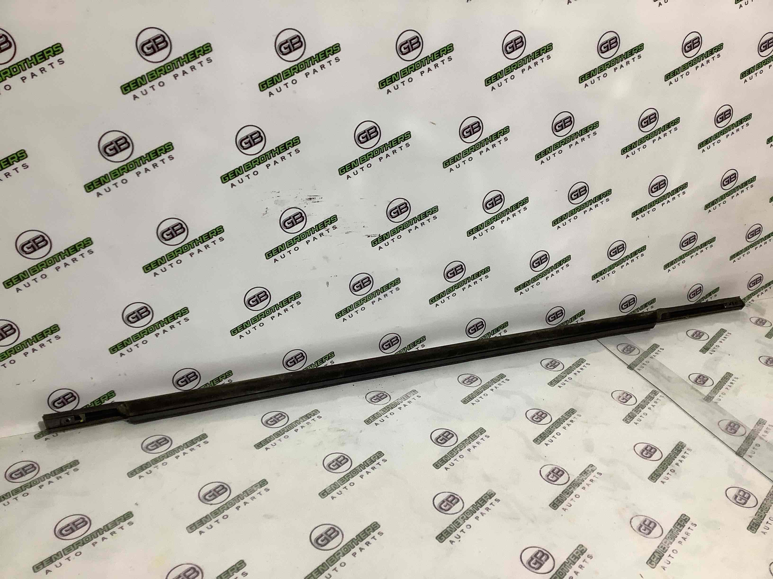 Молдинг двери передней левой