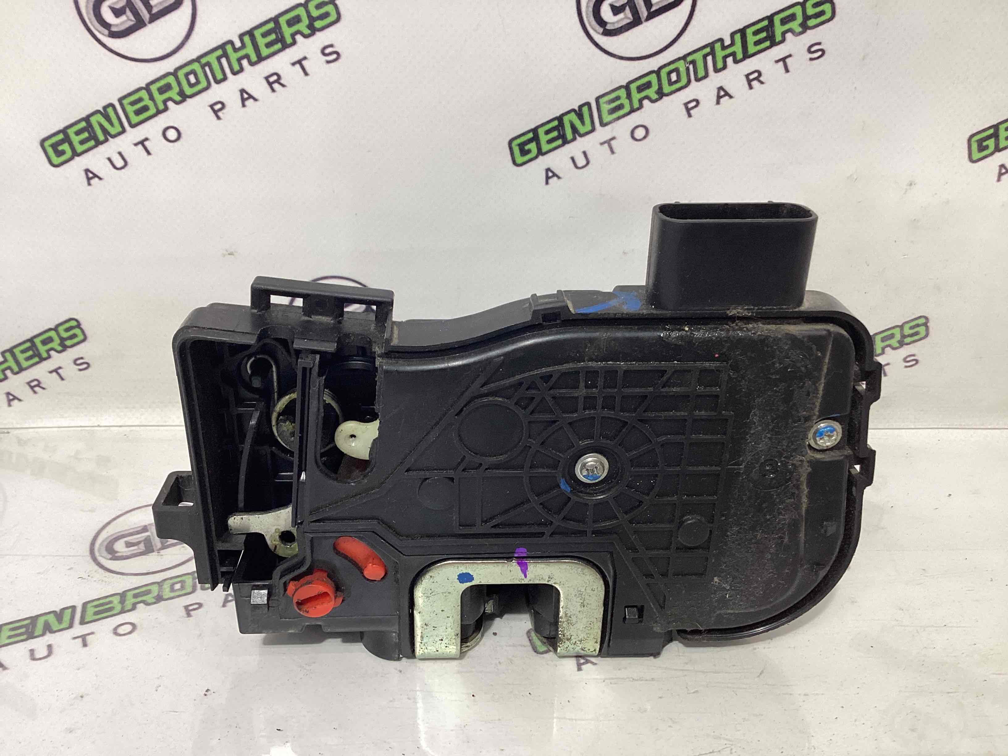 Замок двери задней правой