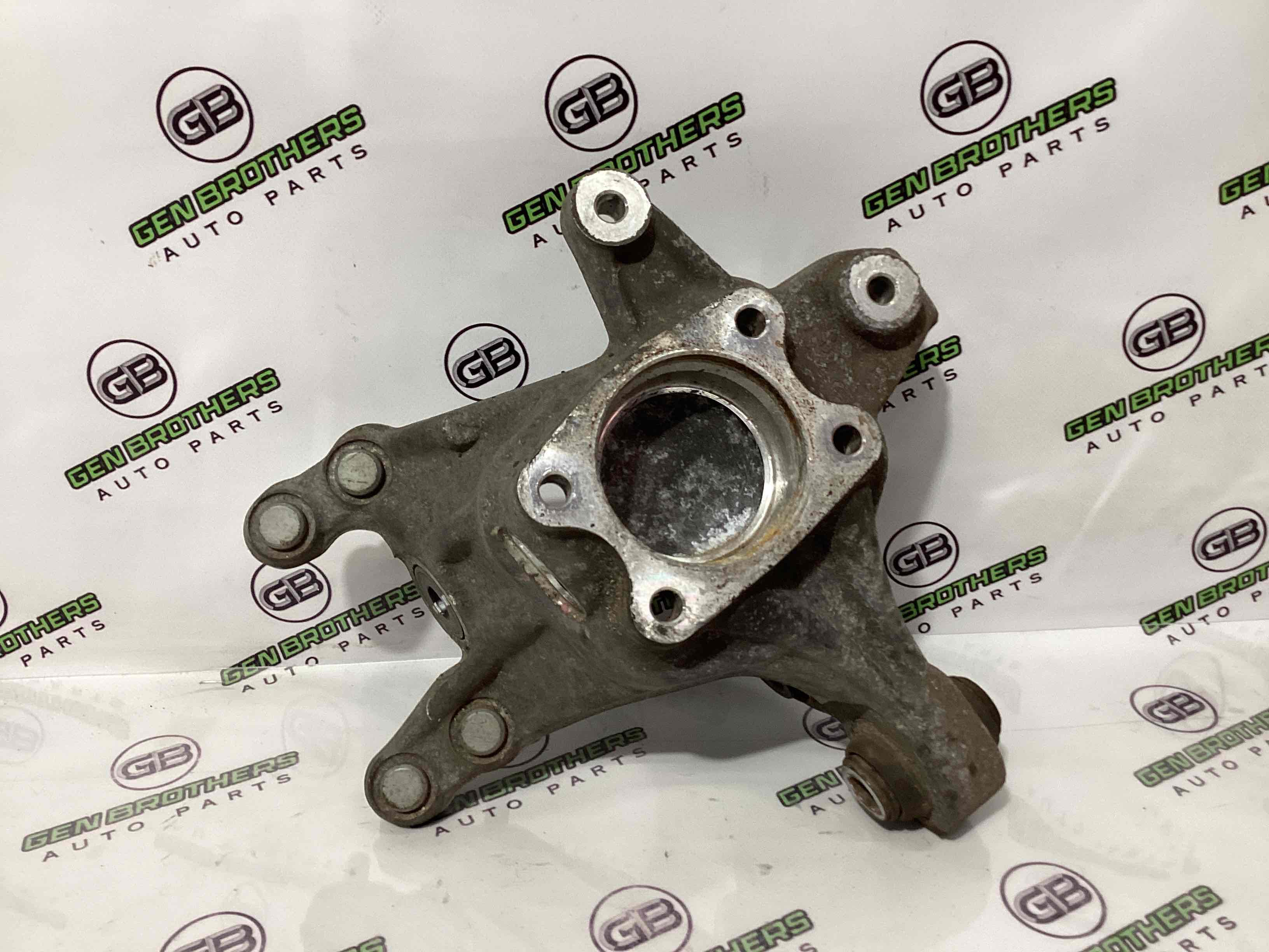 Кулак задний левый