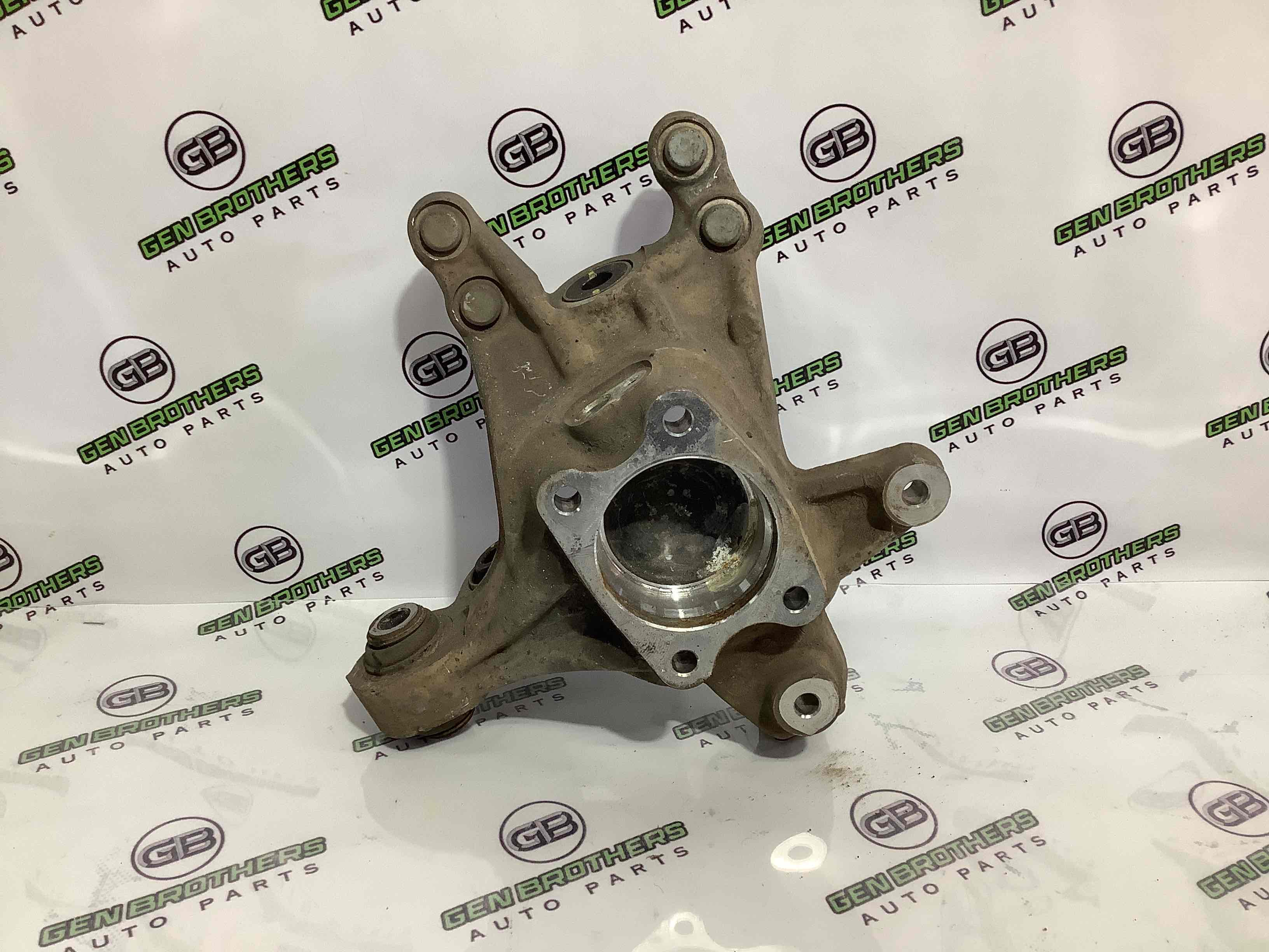 Кулак задний левый