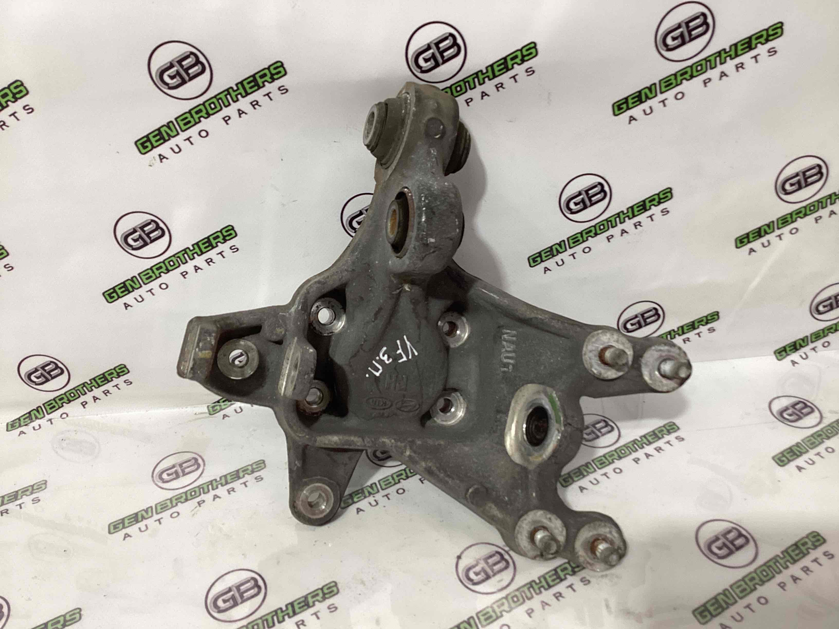 Кулак задний правый