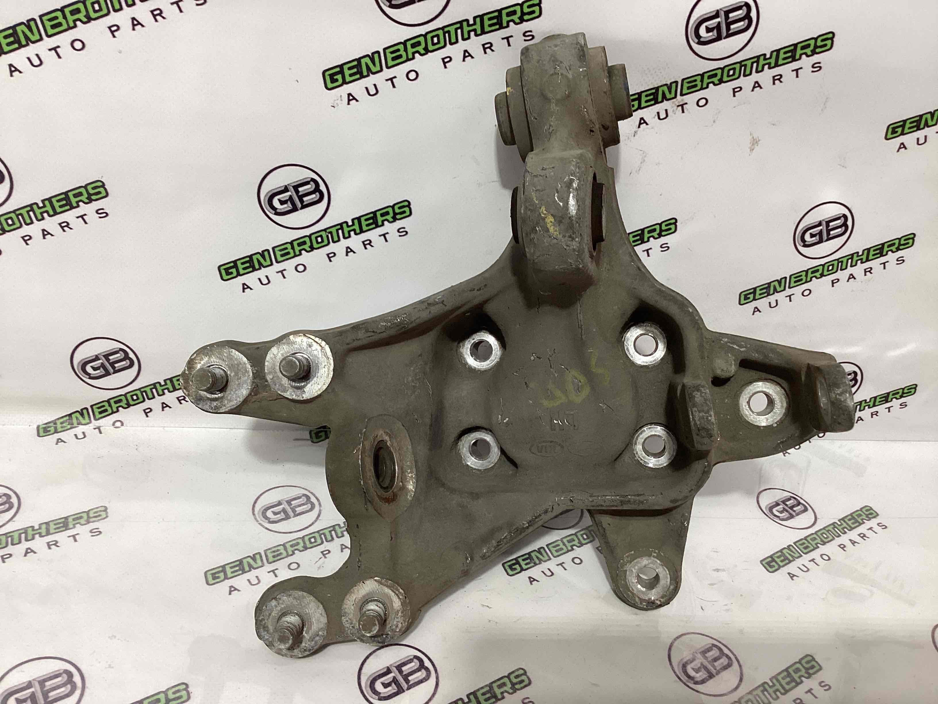 Кулак задний левый