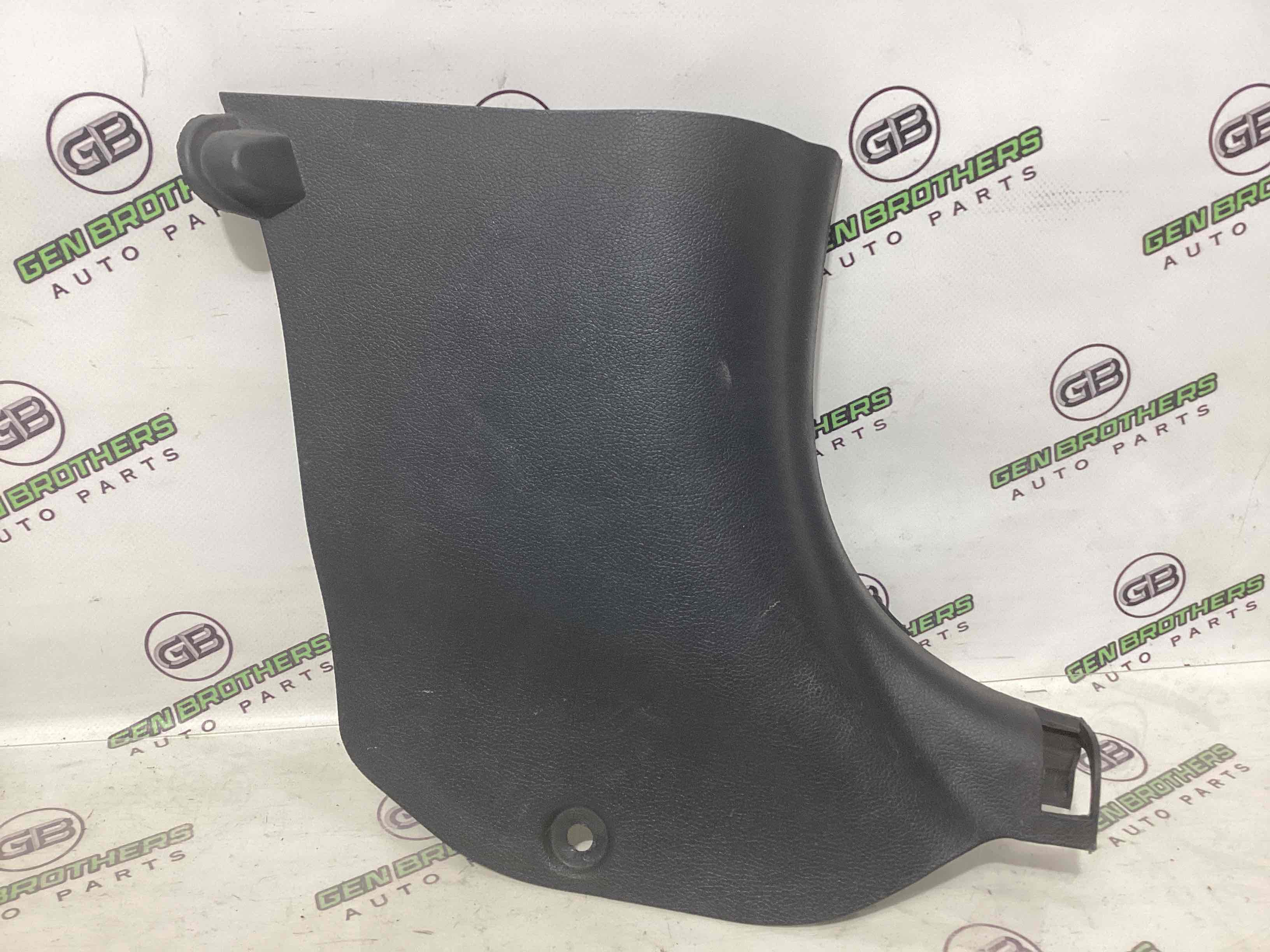 Обшивка передней стойки правая