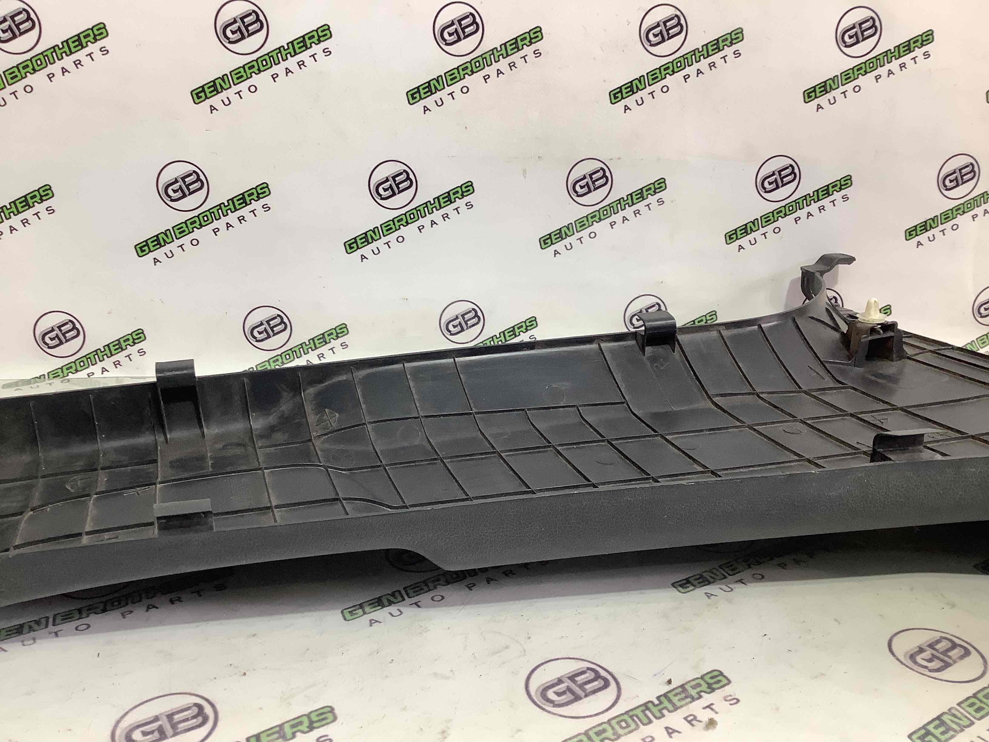 Обшивка передней стойки левая