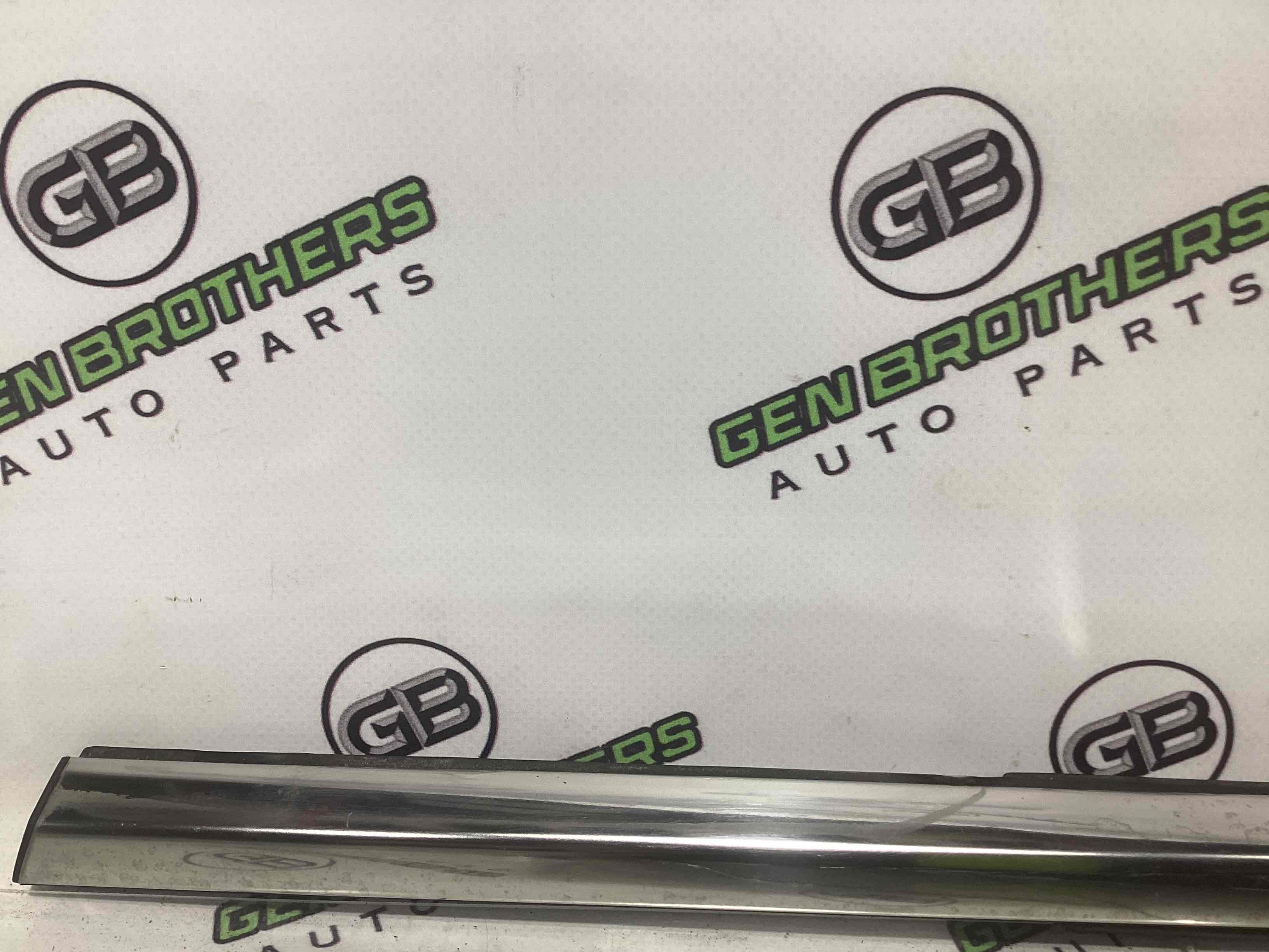 Молдинг двери передней левой