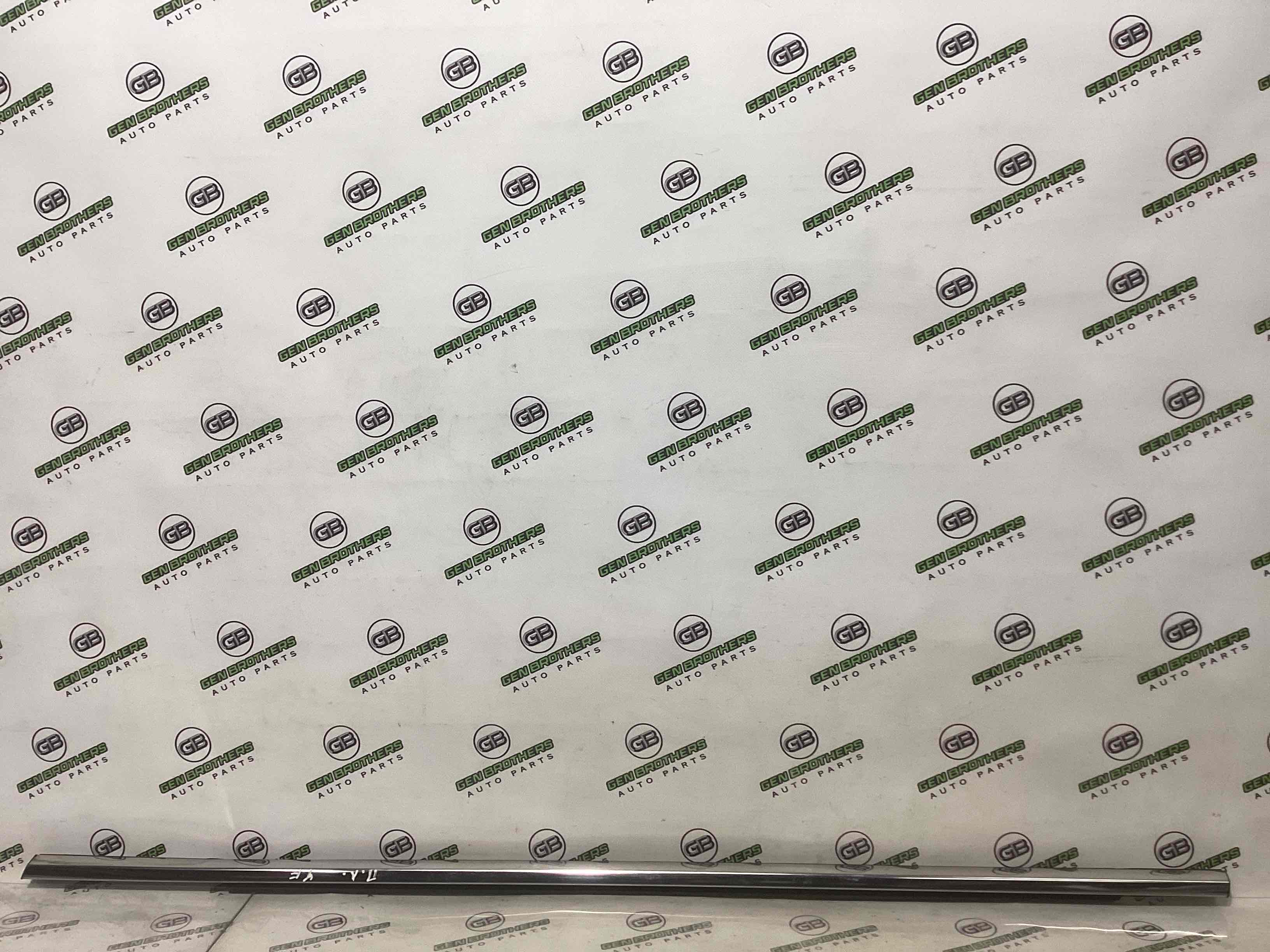 Молдинг двери передней левой