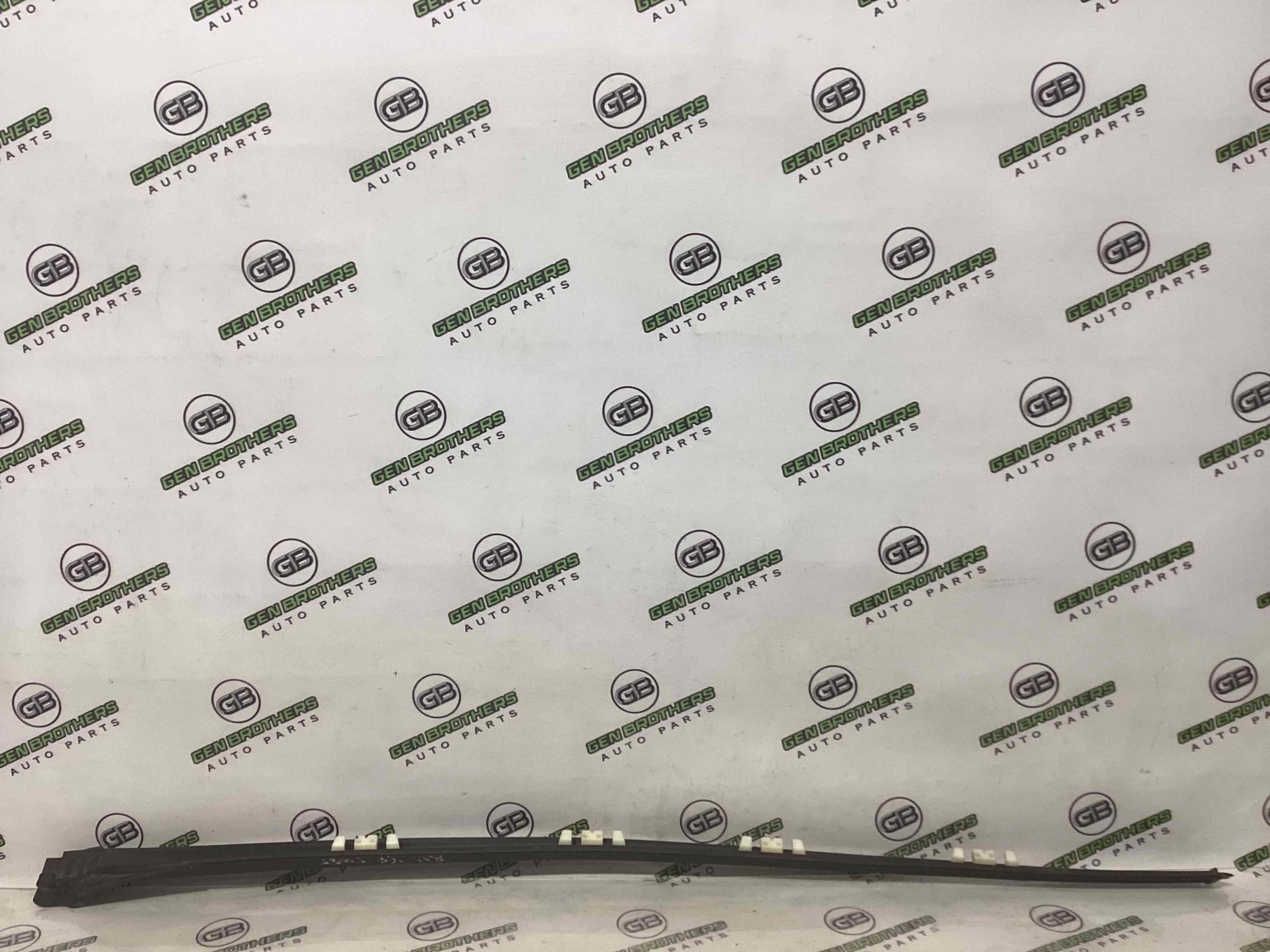 Молдинг лобового стекла