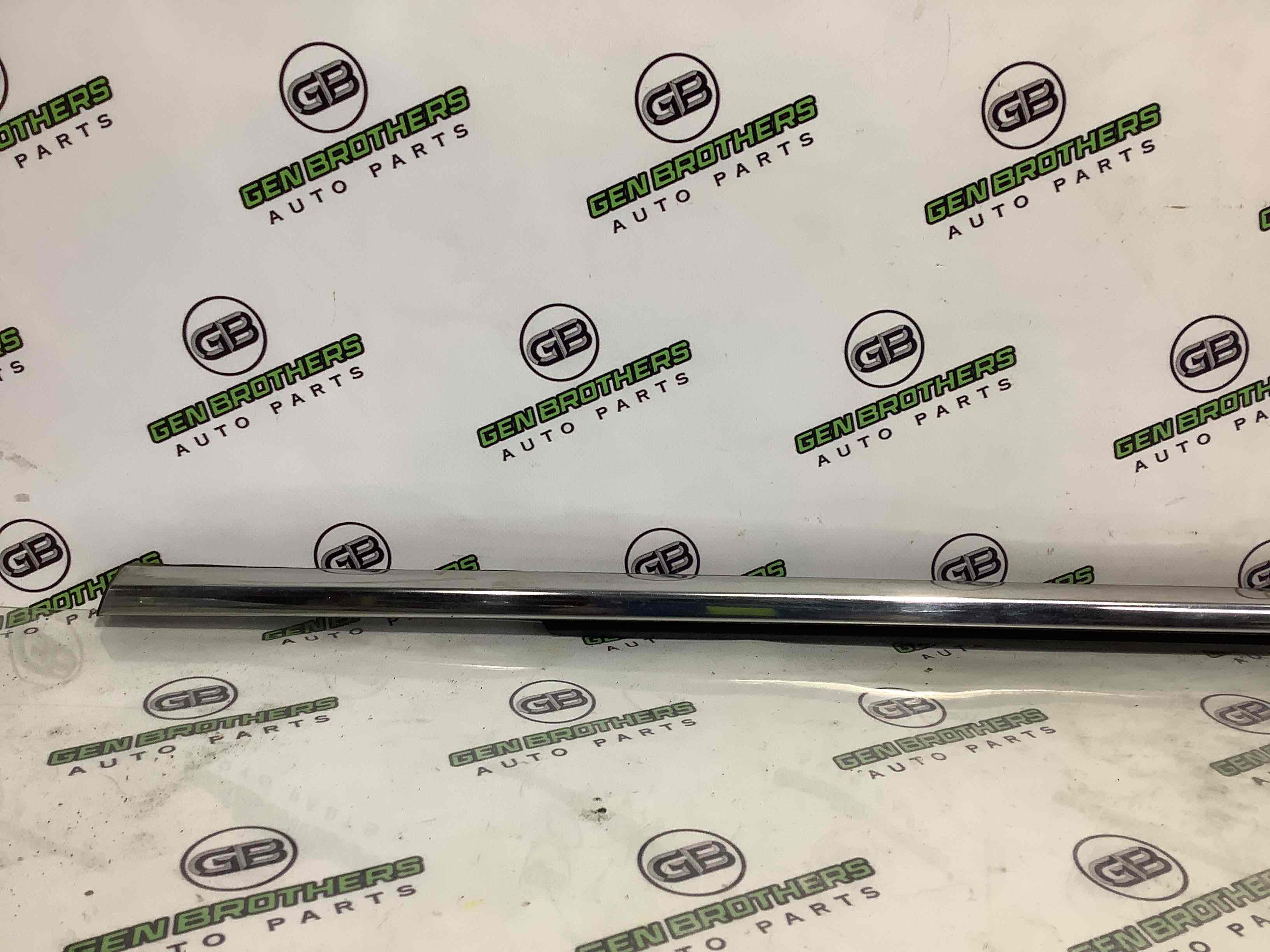 Молдинг двери передней левой