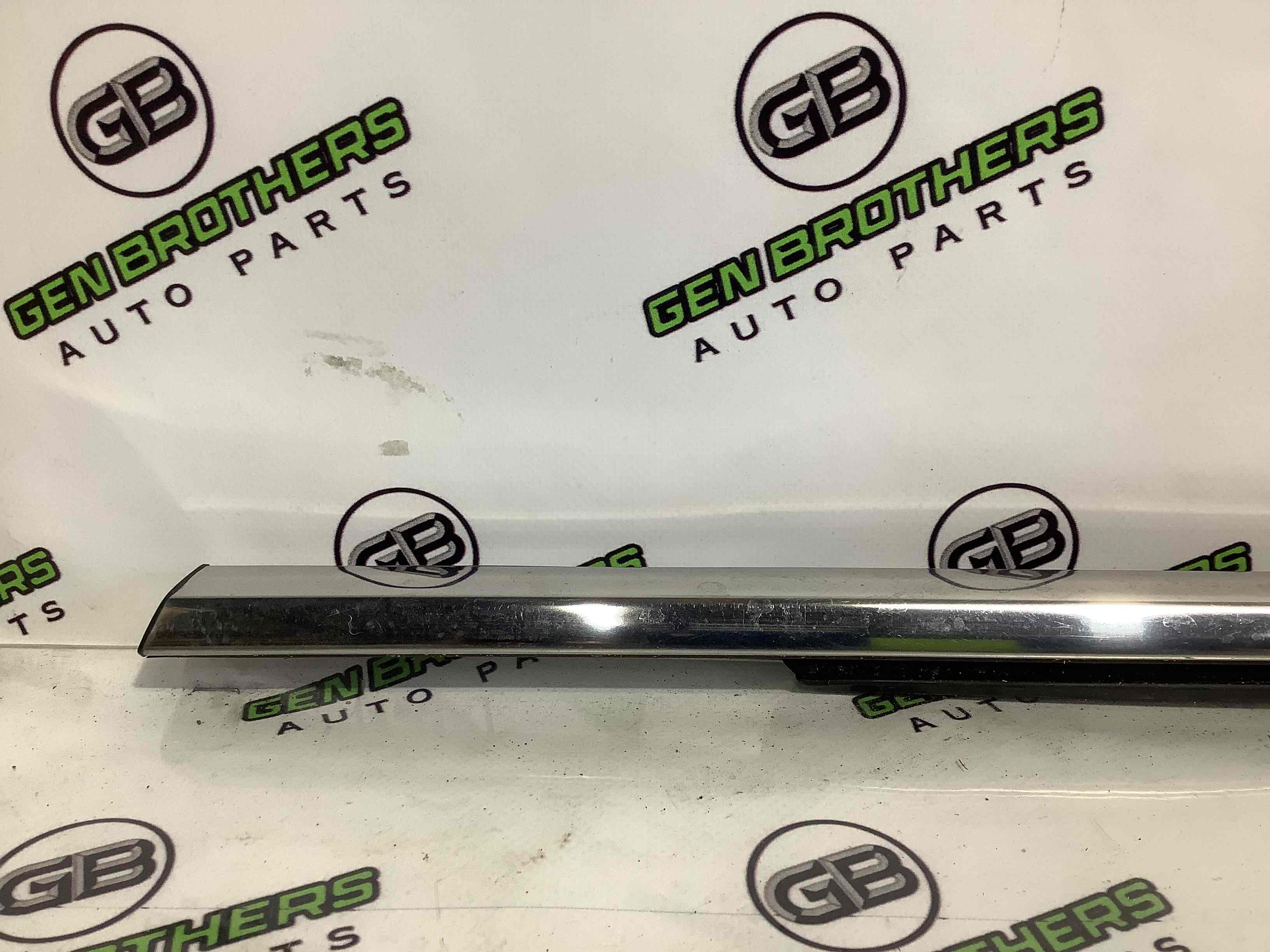 Молдинг двери задней правой