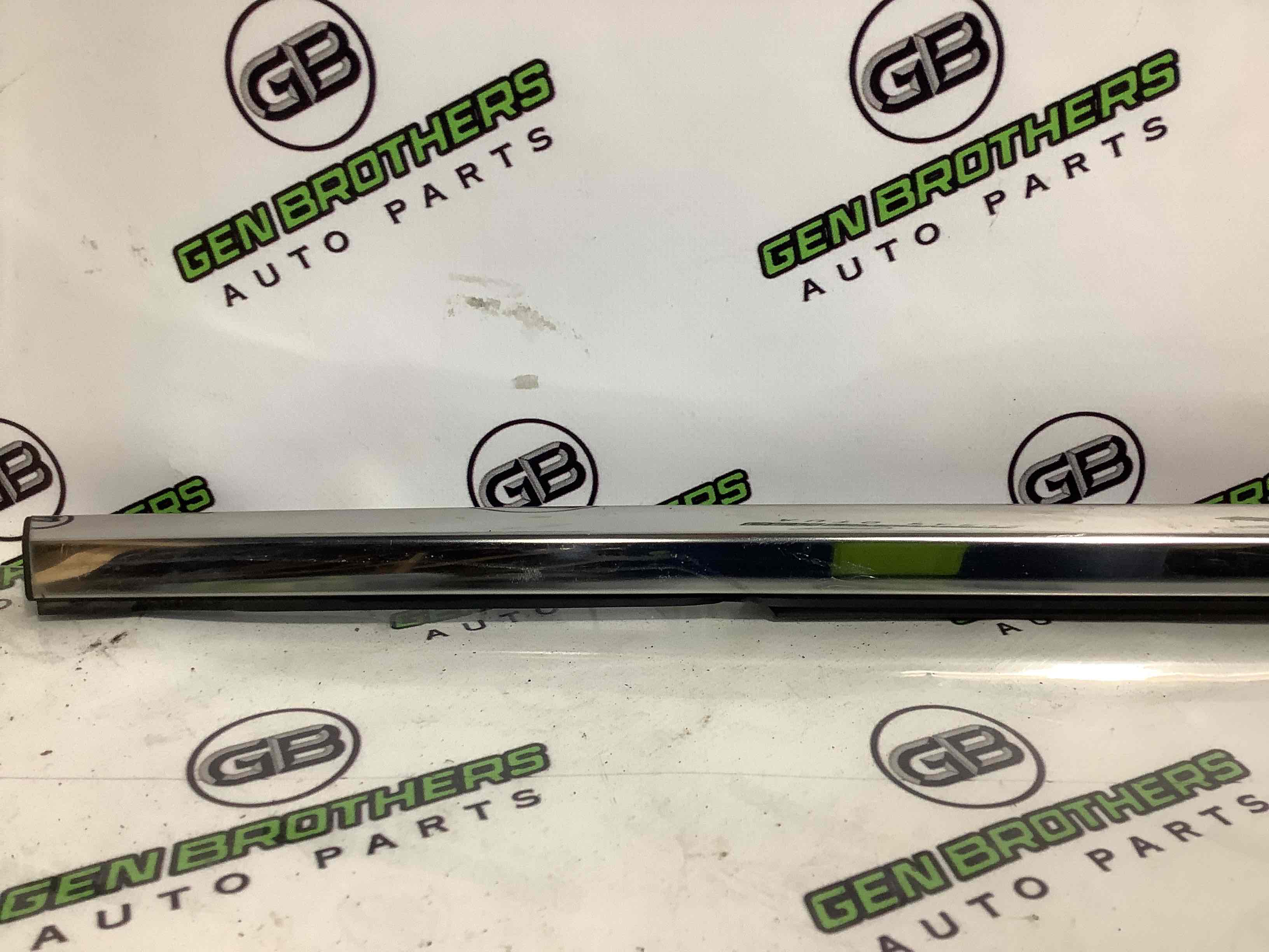 Молдинг двери передней правой