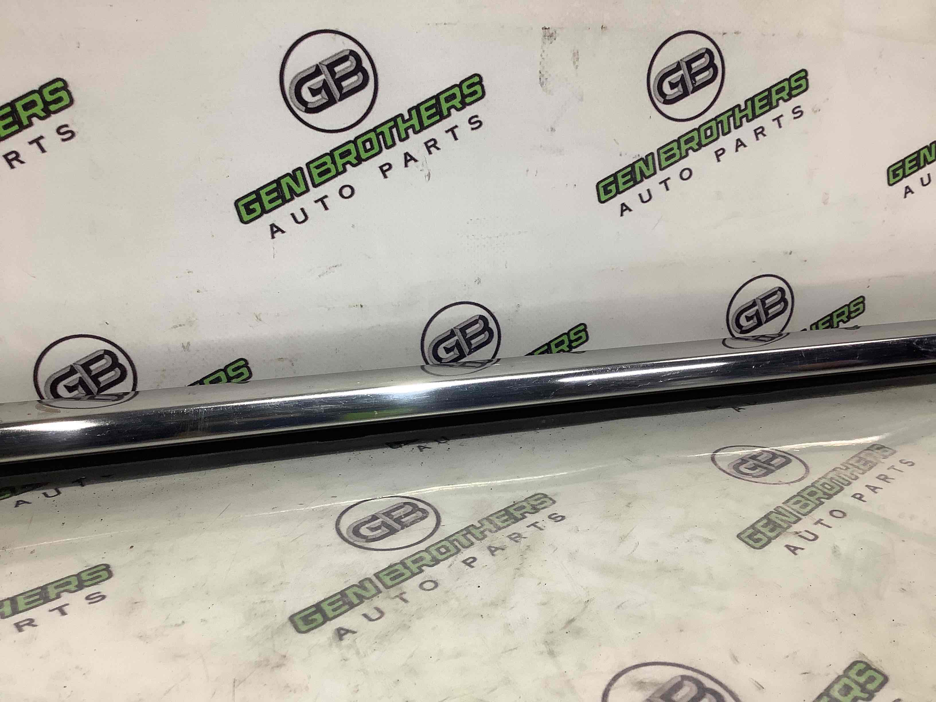 Молдинг двери передней левой