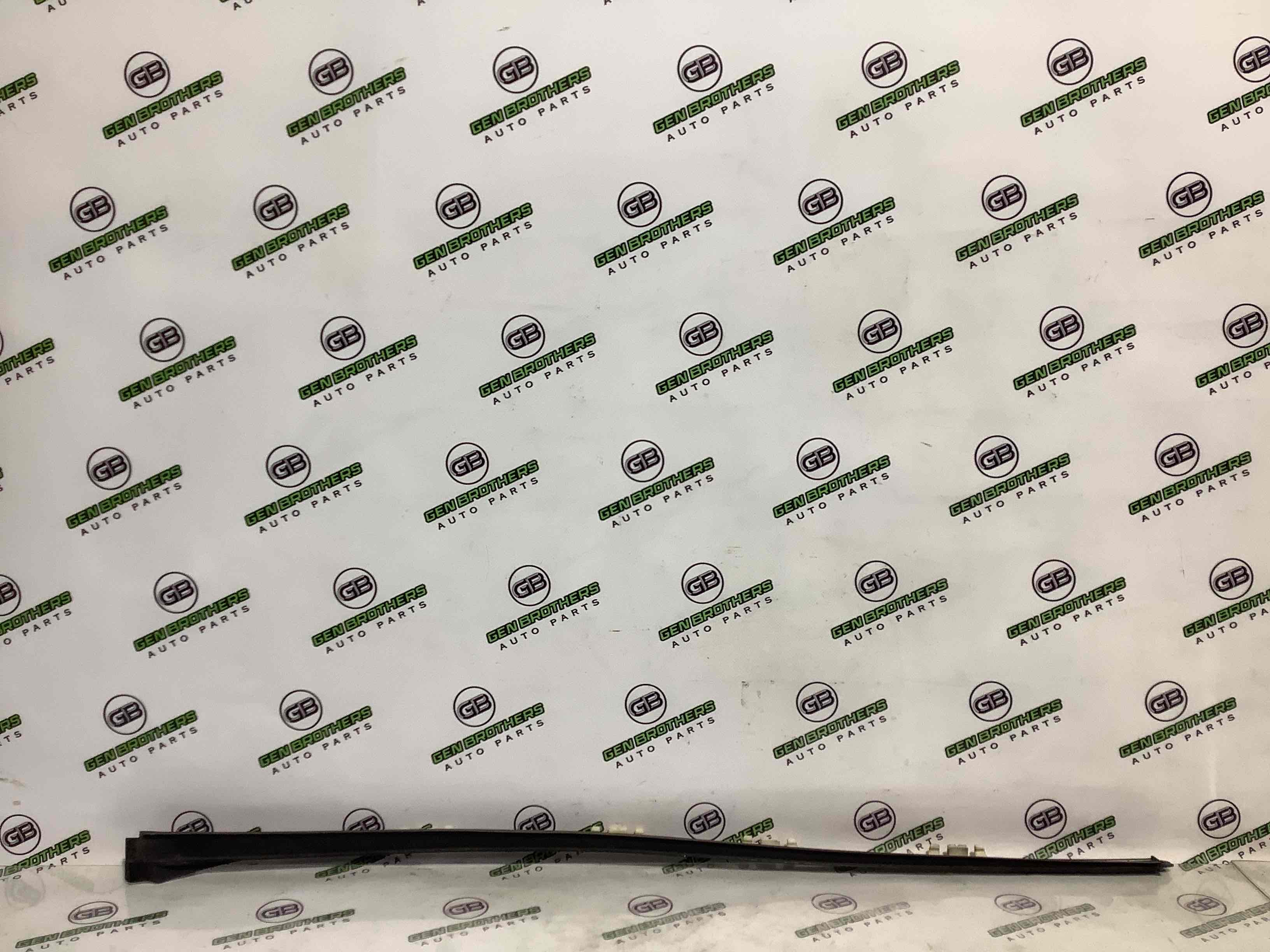 Молдинг лобового стекла