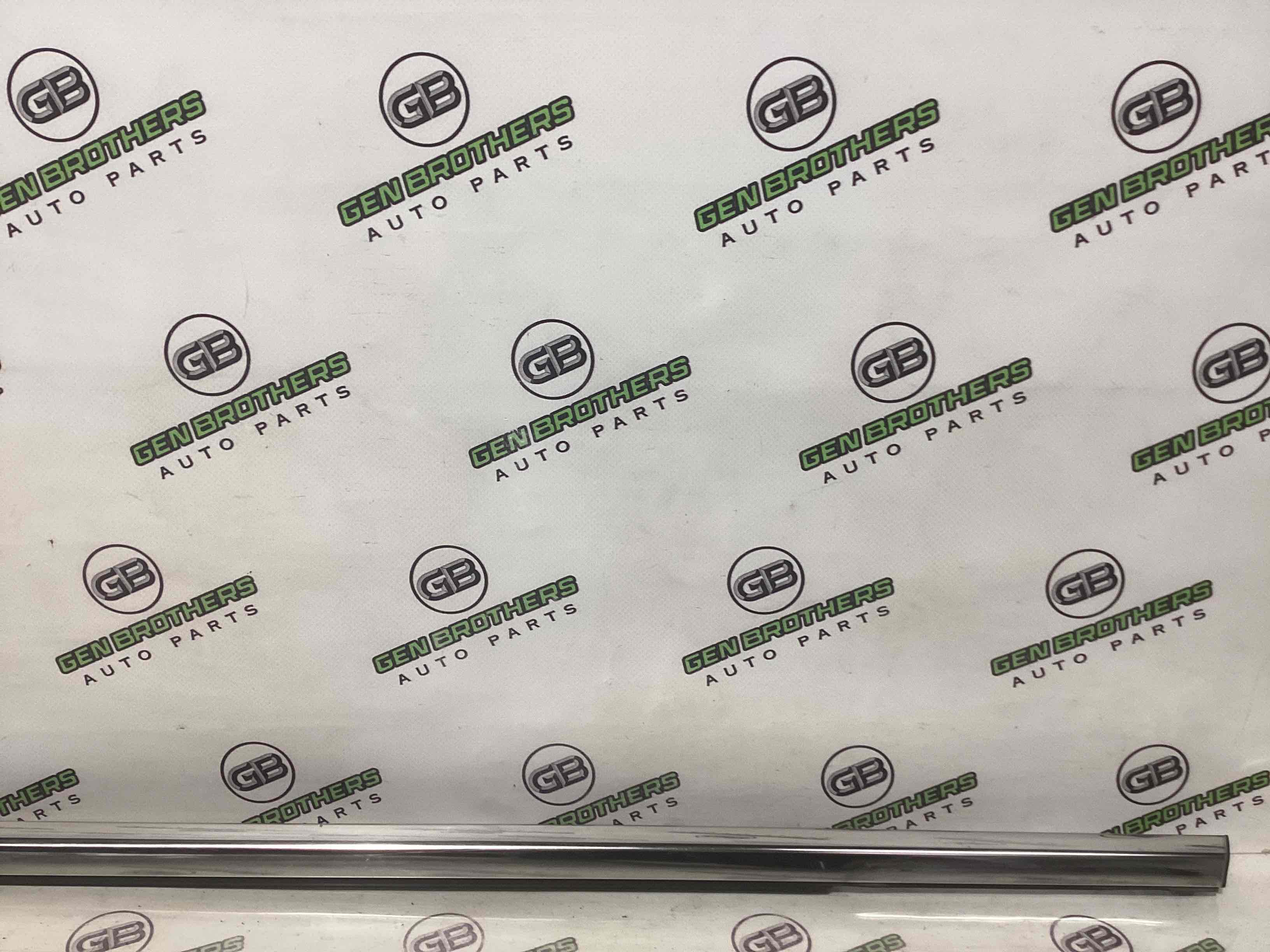 Молдинг двери передней левой