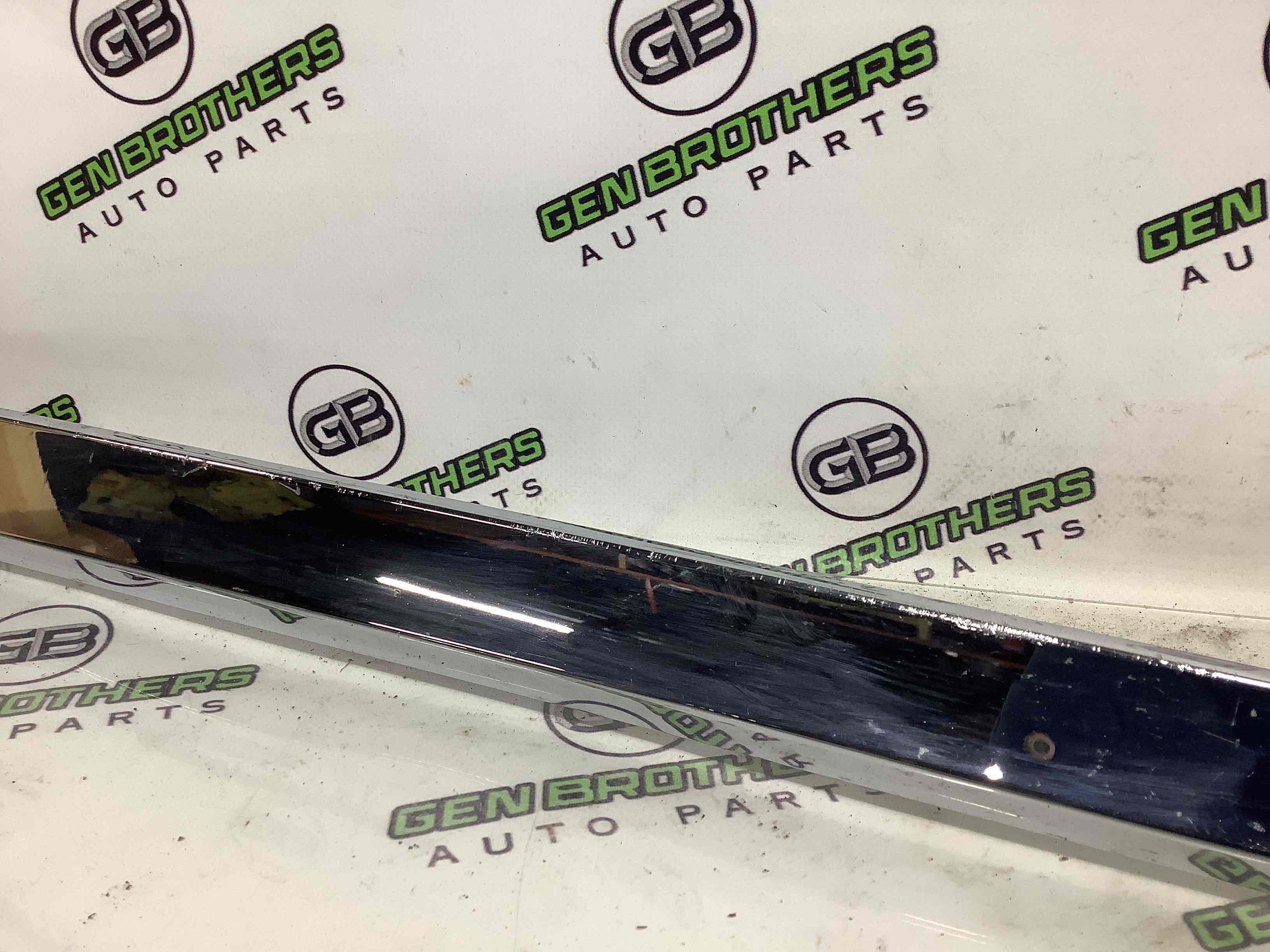 Молдинг двери передней левой