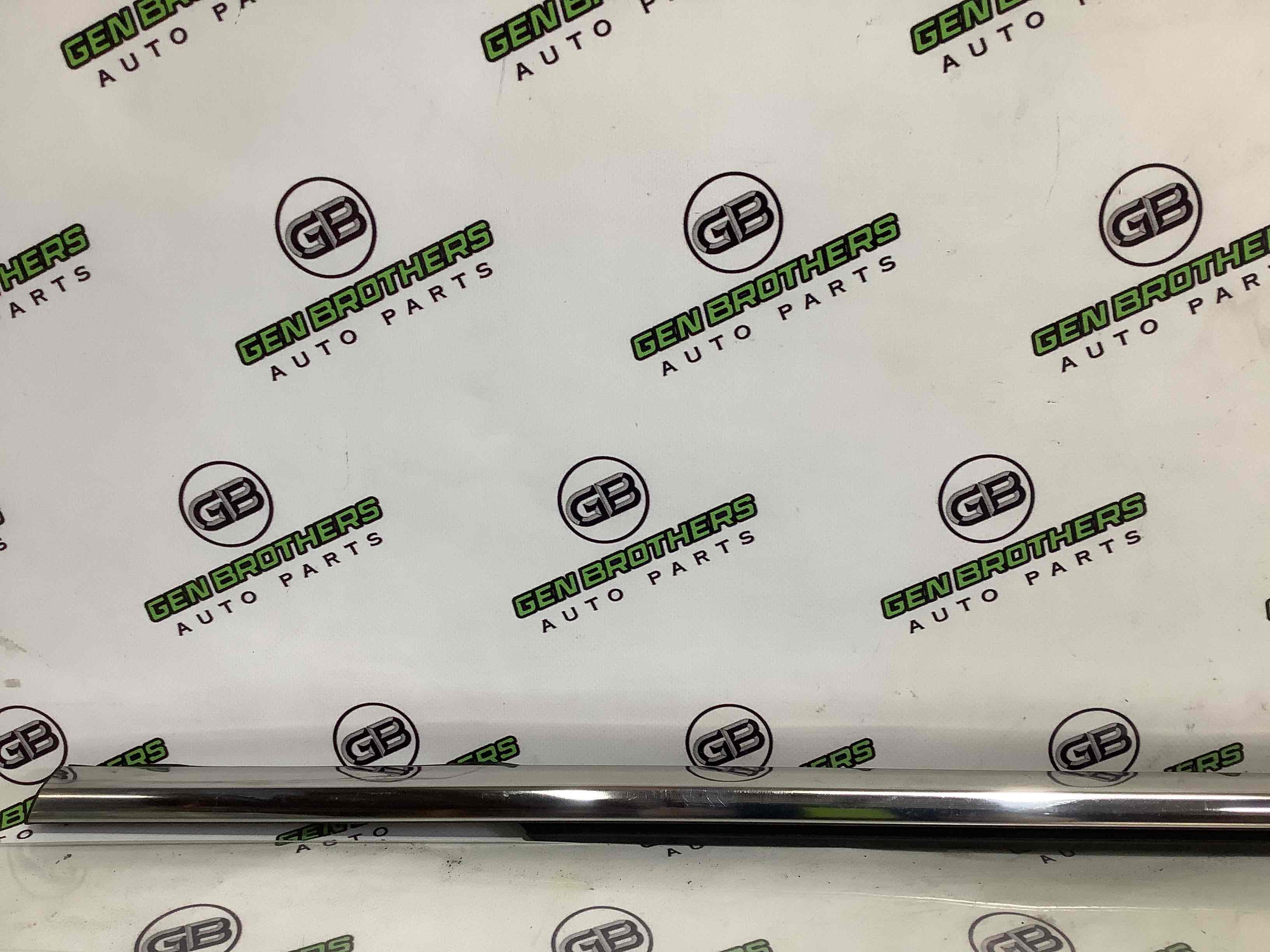 Молдинг двери передней левой