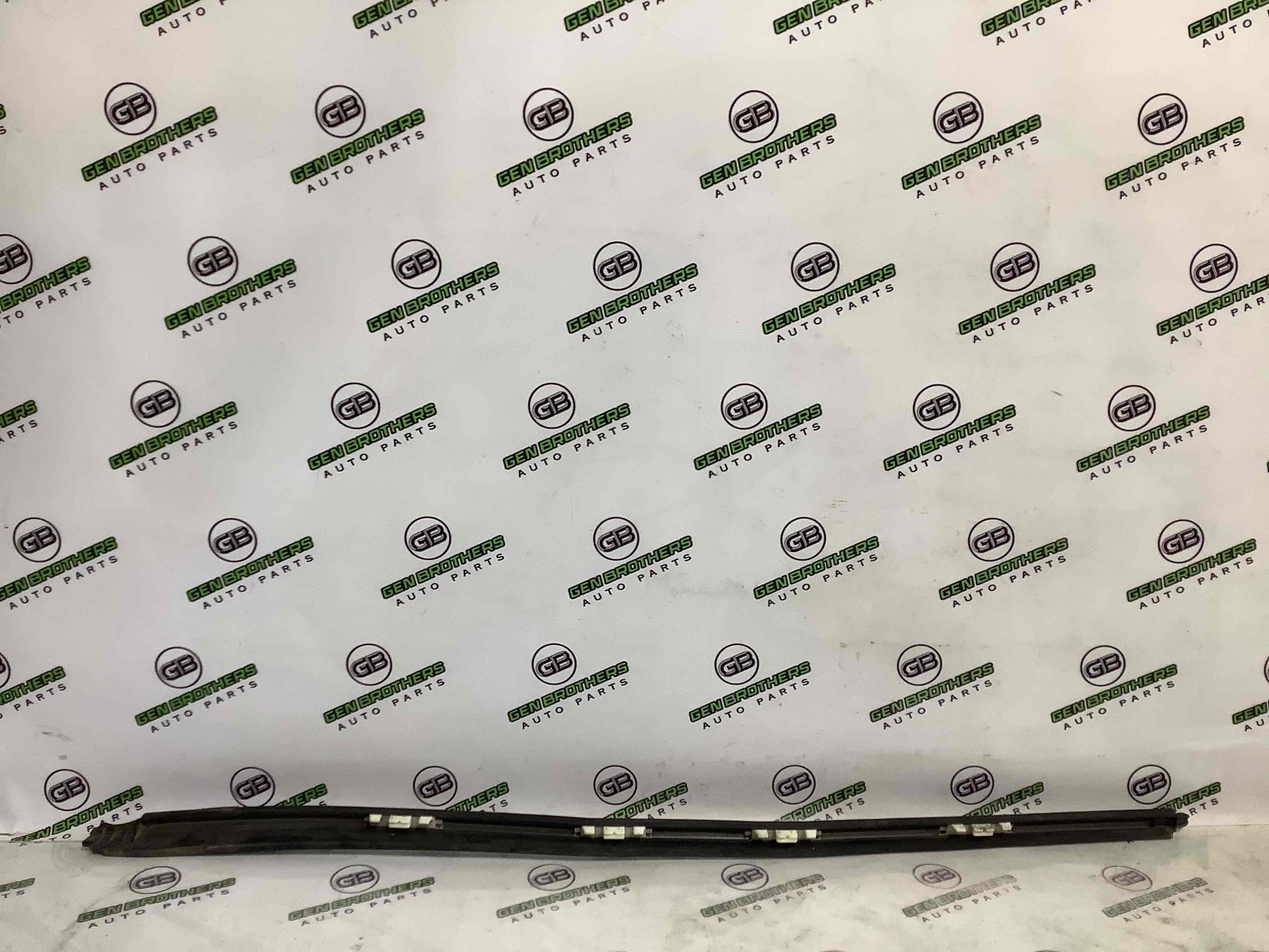 Молдинг лобового стекла