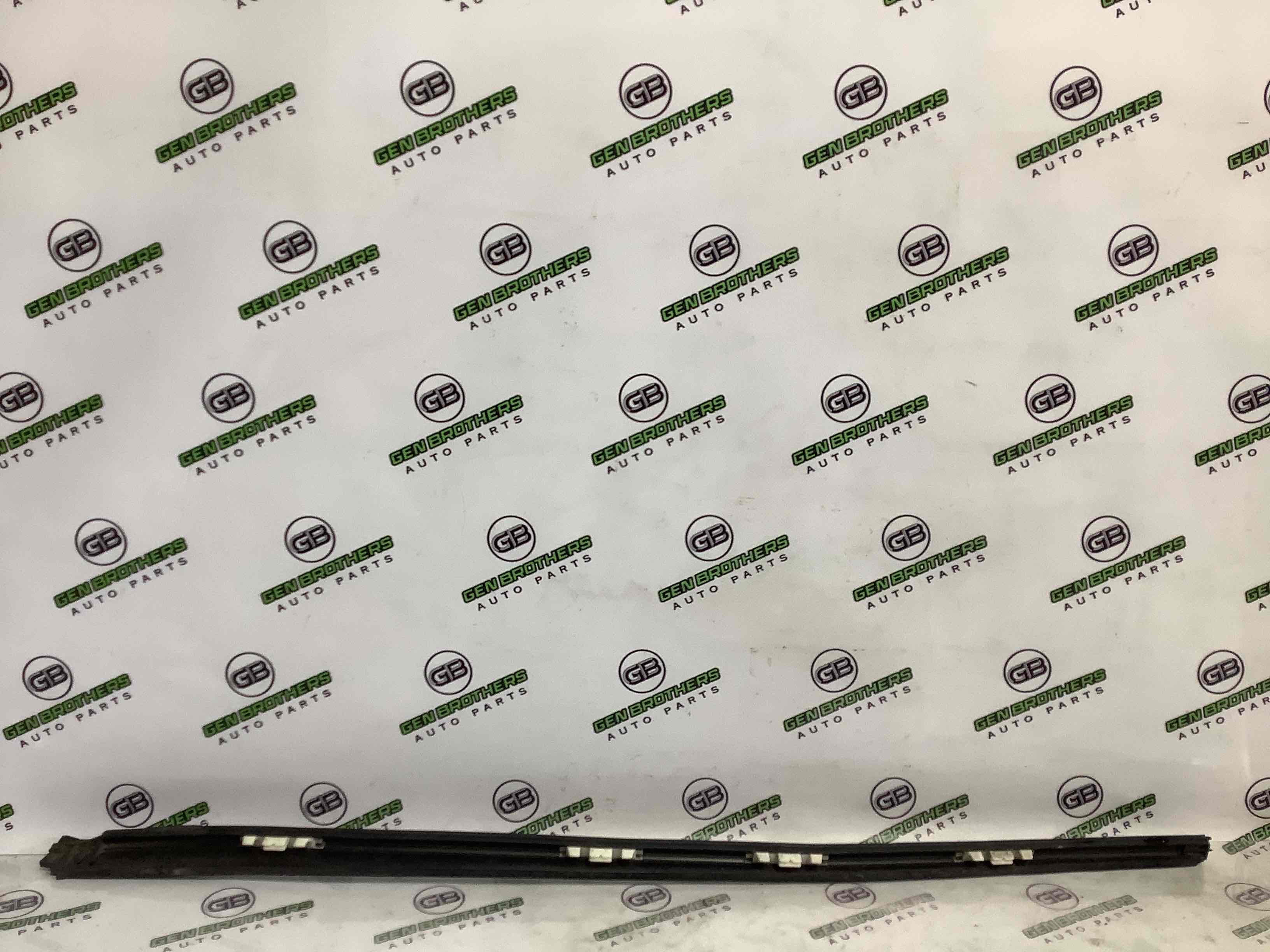 Молдинг лобового стекла