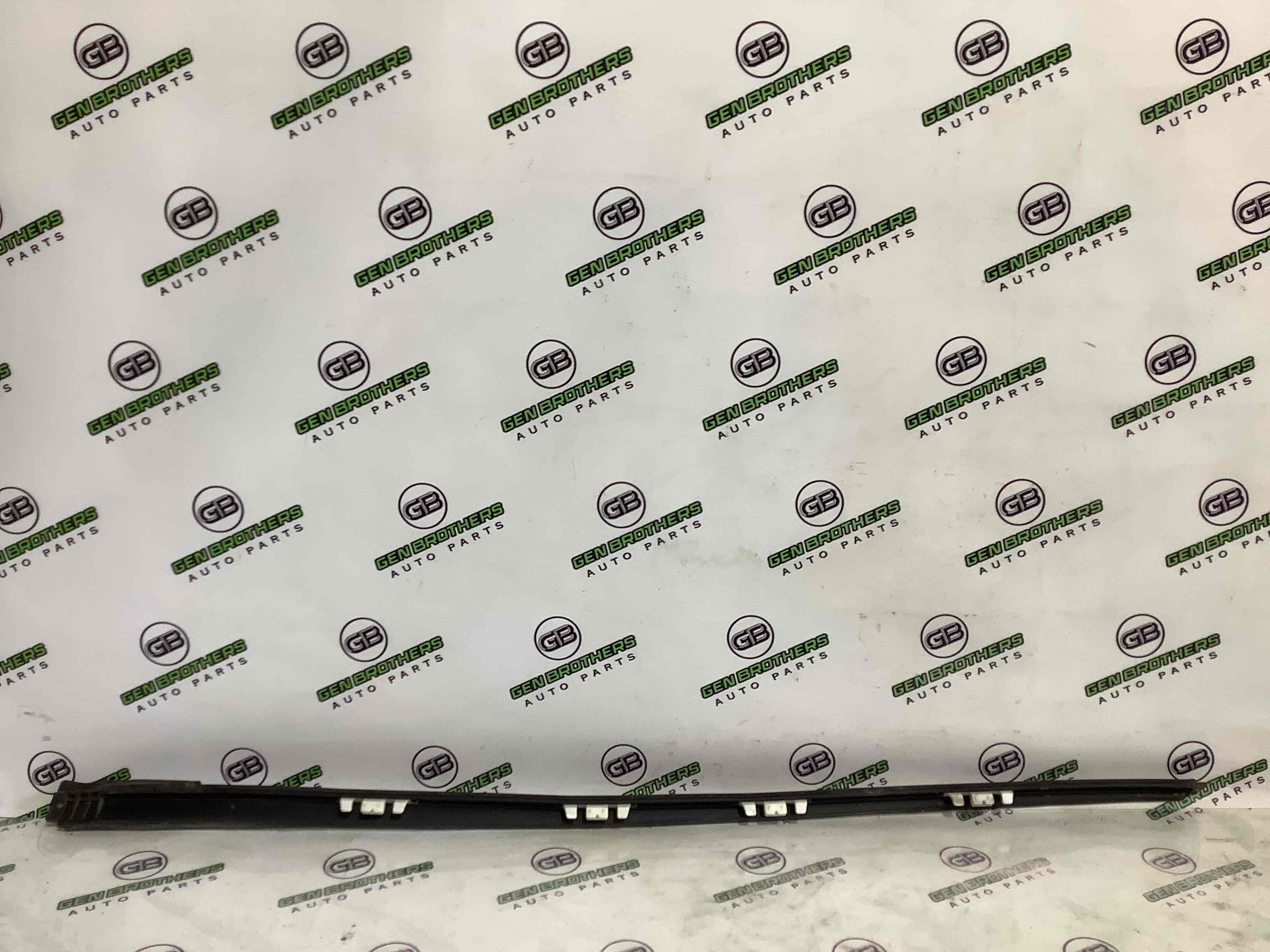 Молдинг лобового стекла