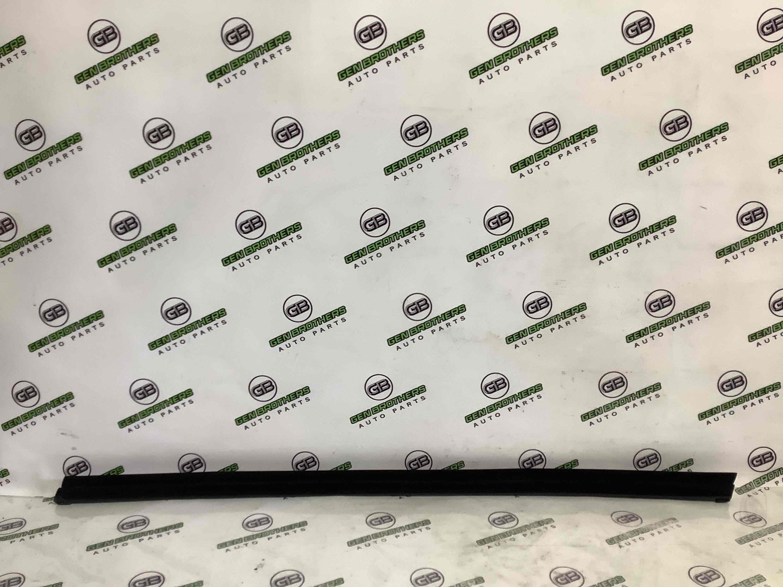 Молдинг двери передней правой