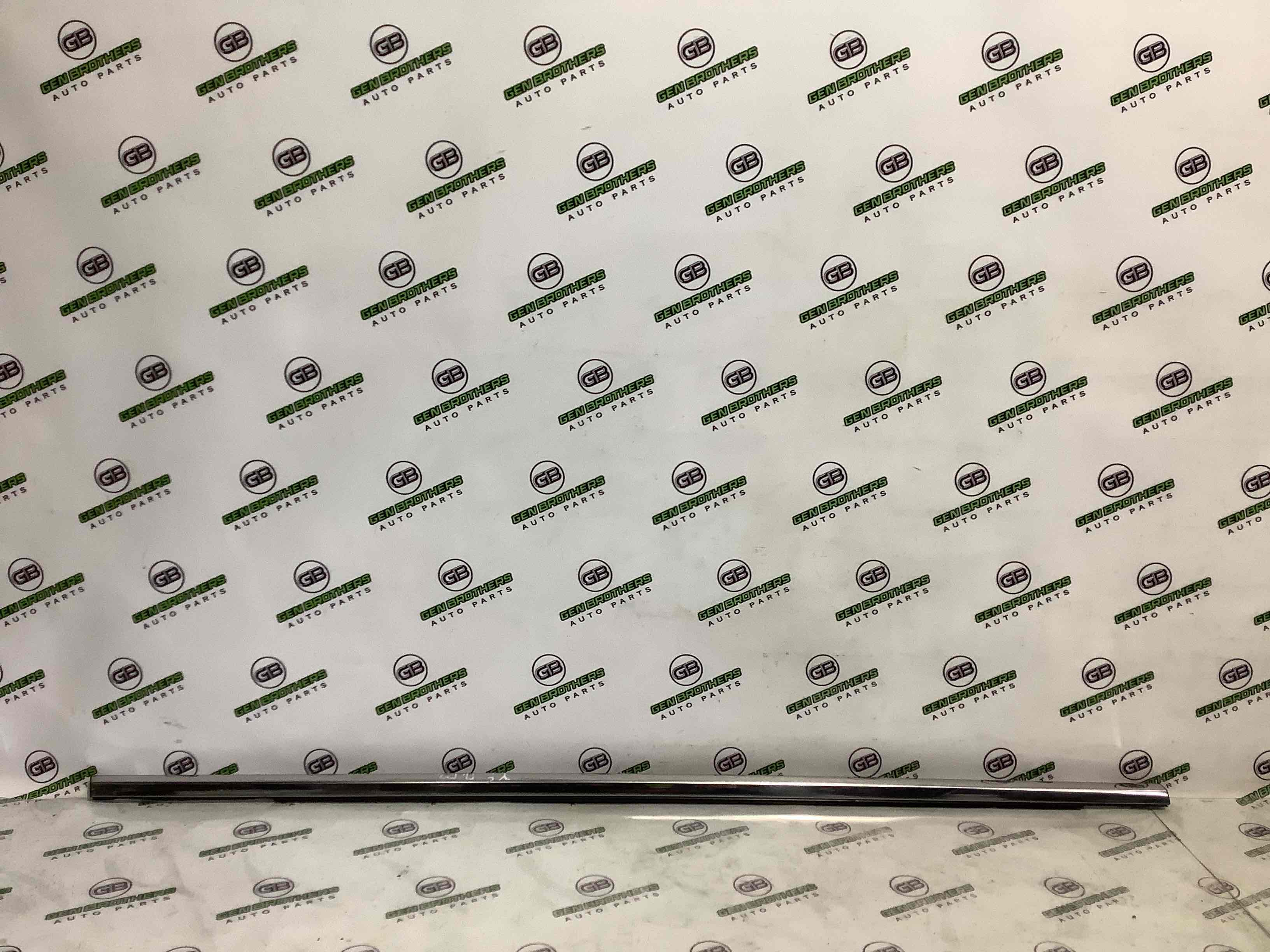 Молдинг двери передней правой