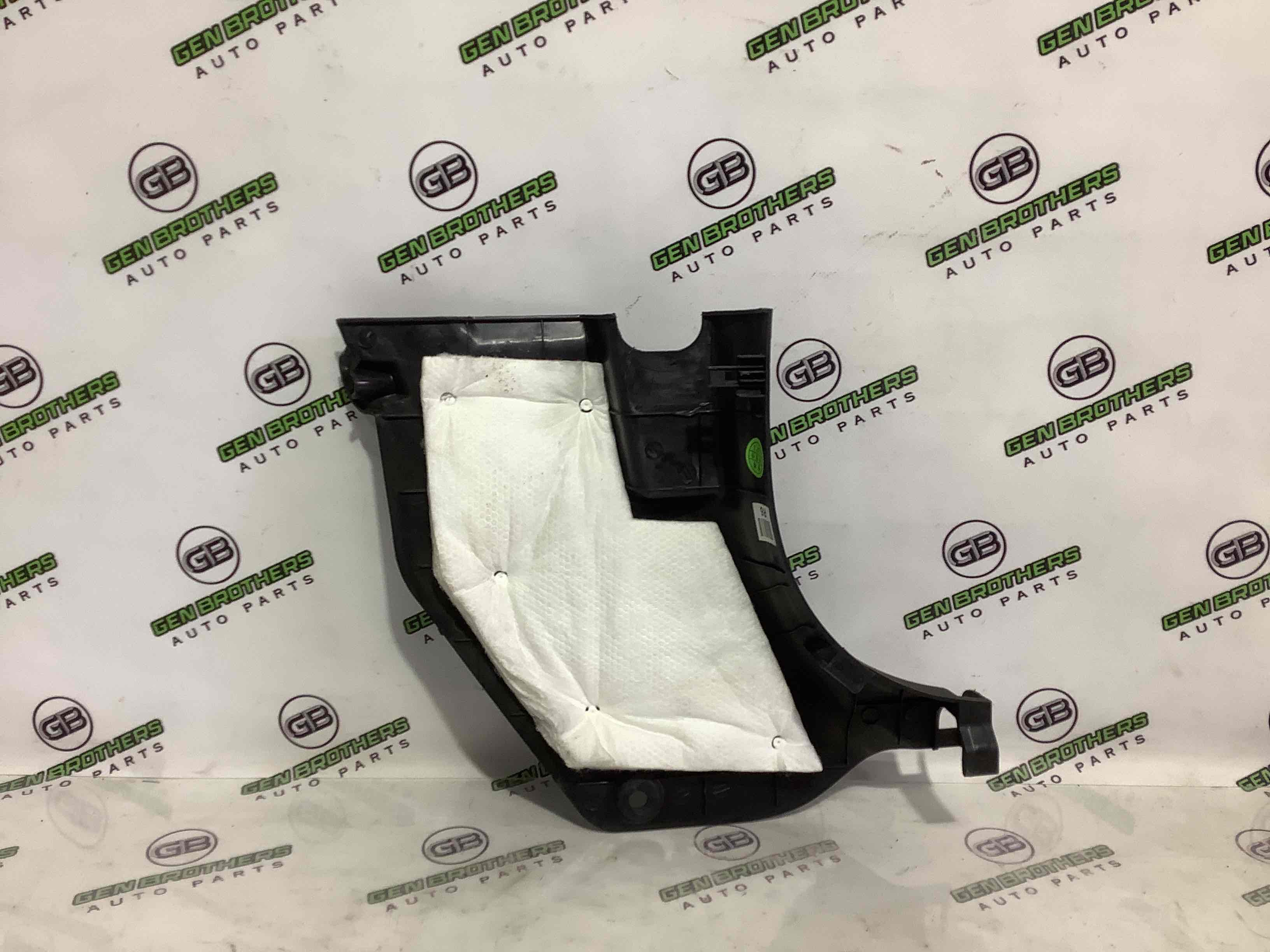 Обшивка передней стойки левая