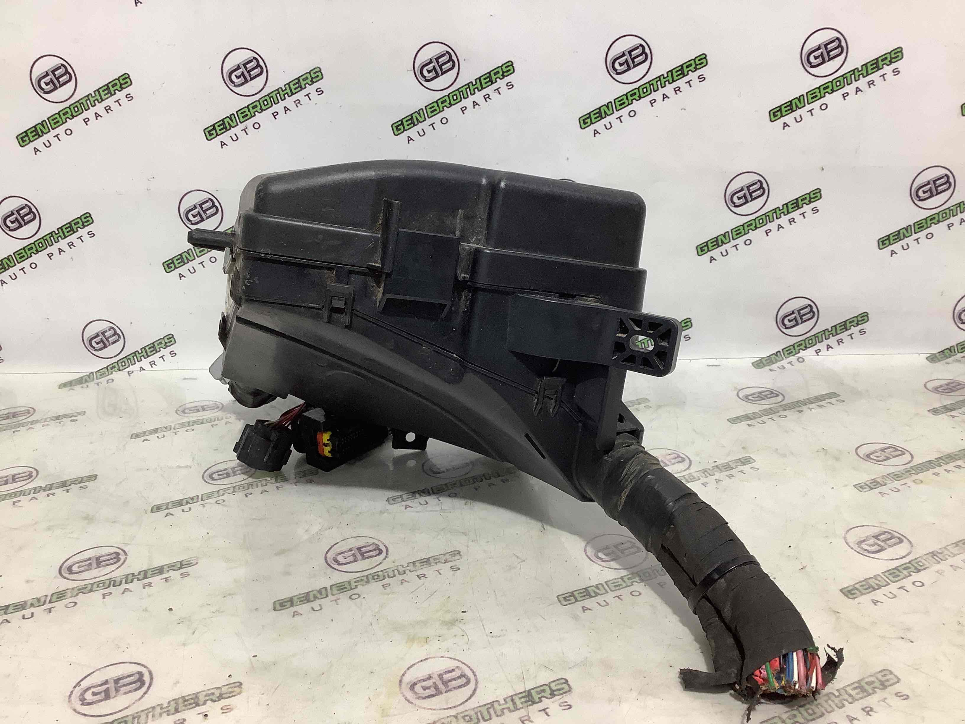 Блок предохранителей (блок реле)