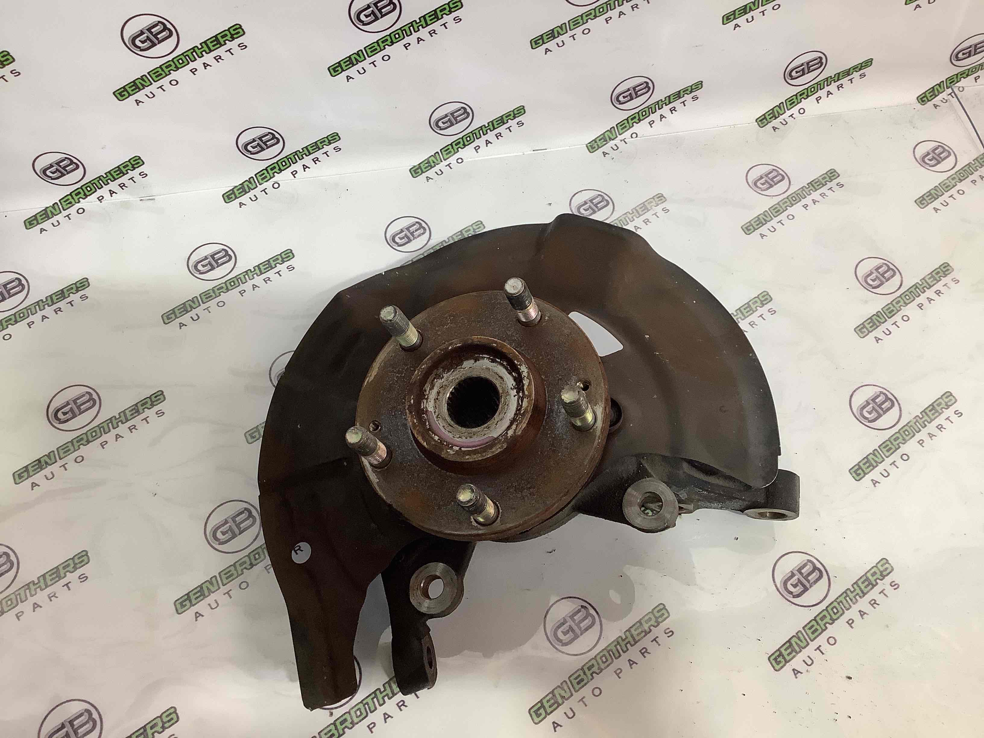 Кулак поворотный левый