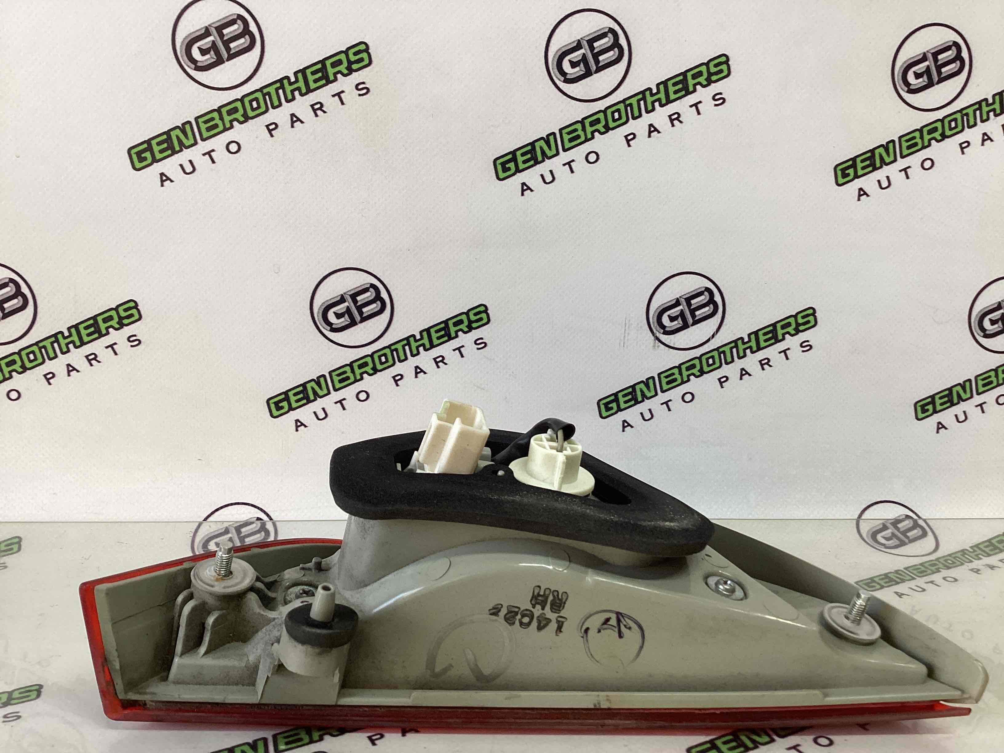 Фонарь задний правый