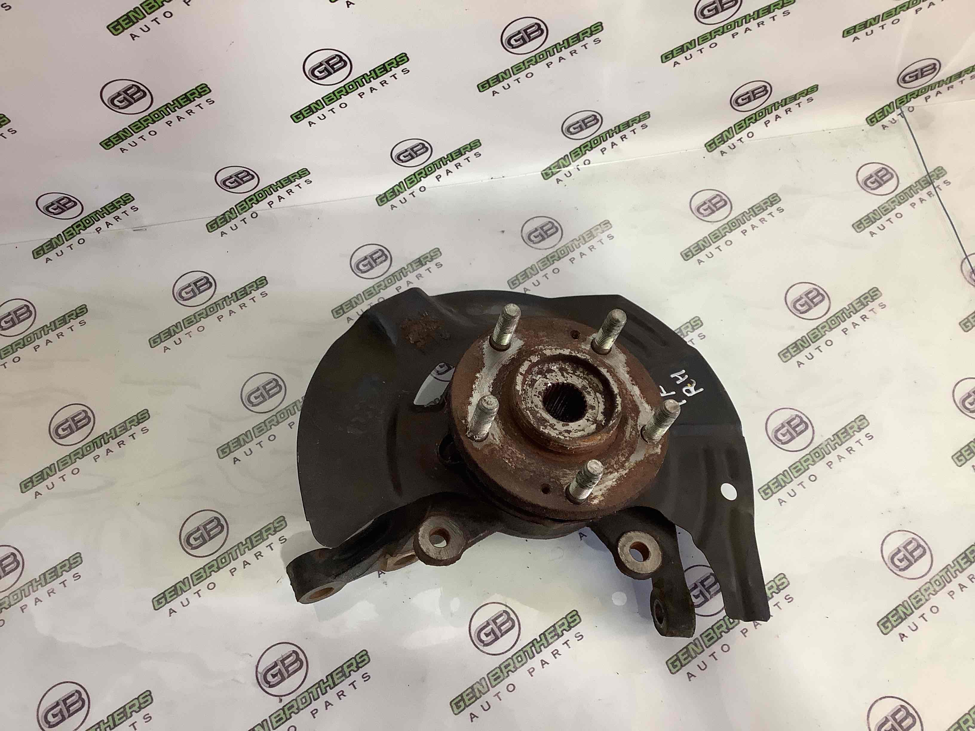 Кулак поворотный правый