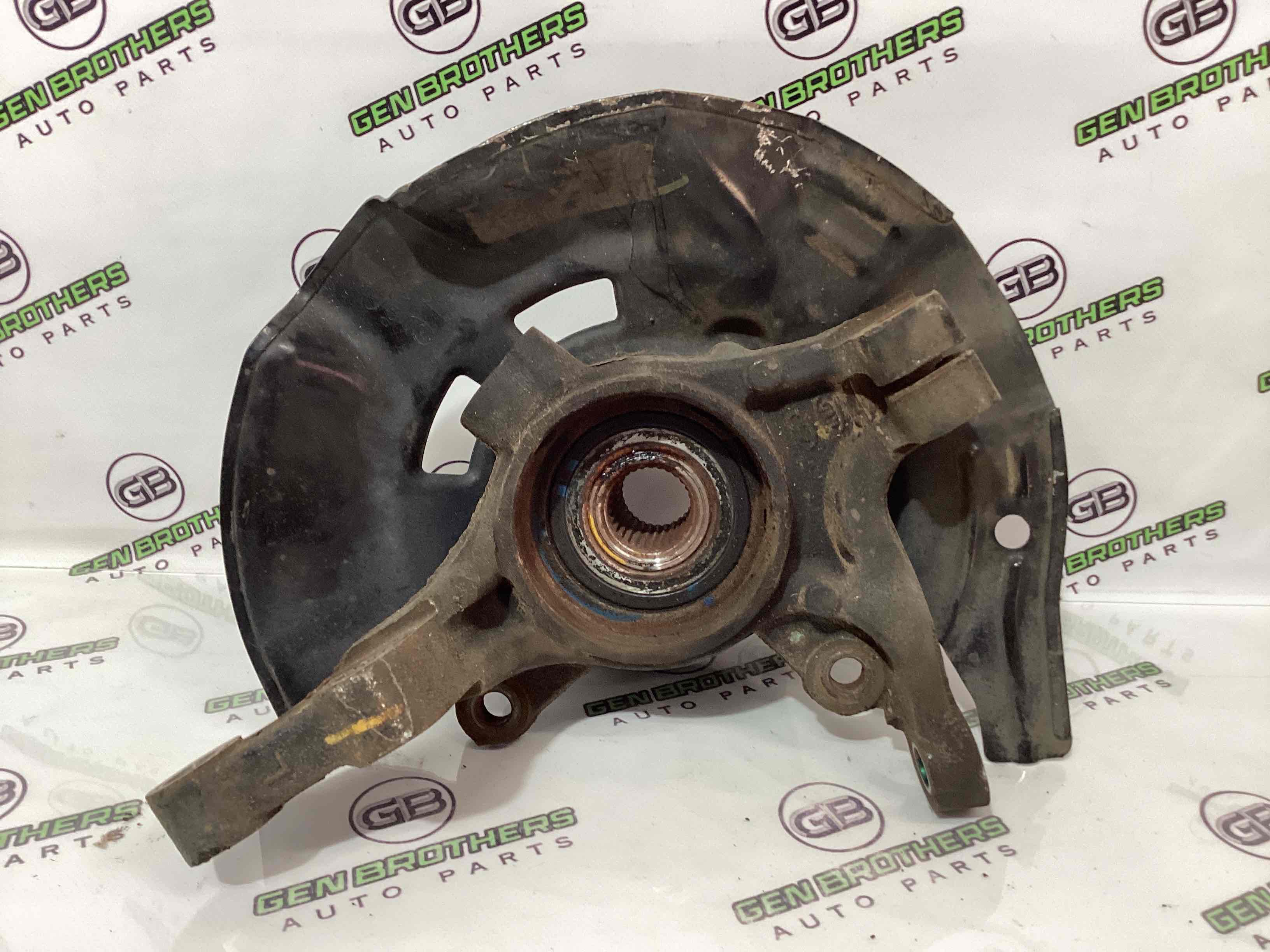 Кулак поворотный левый