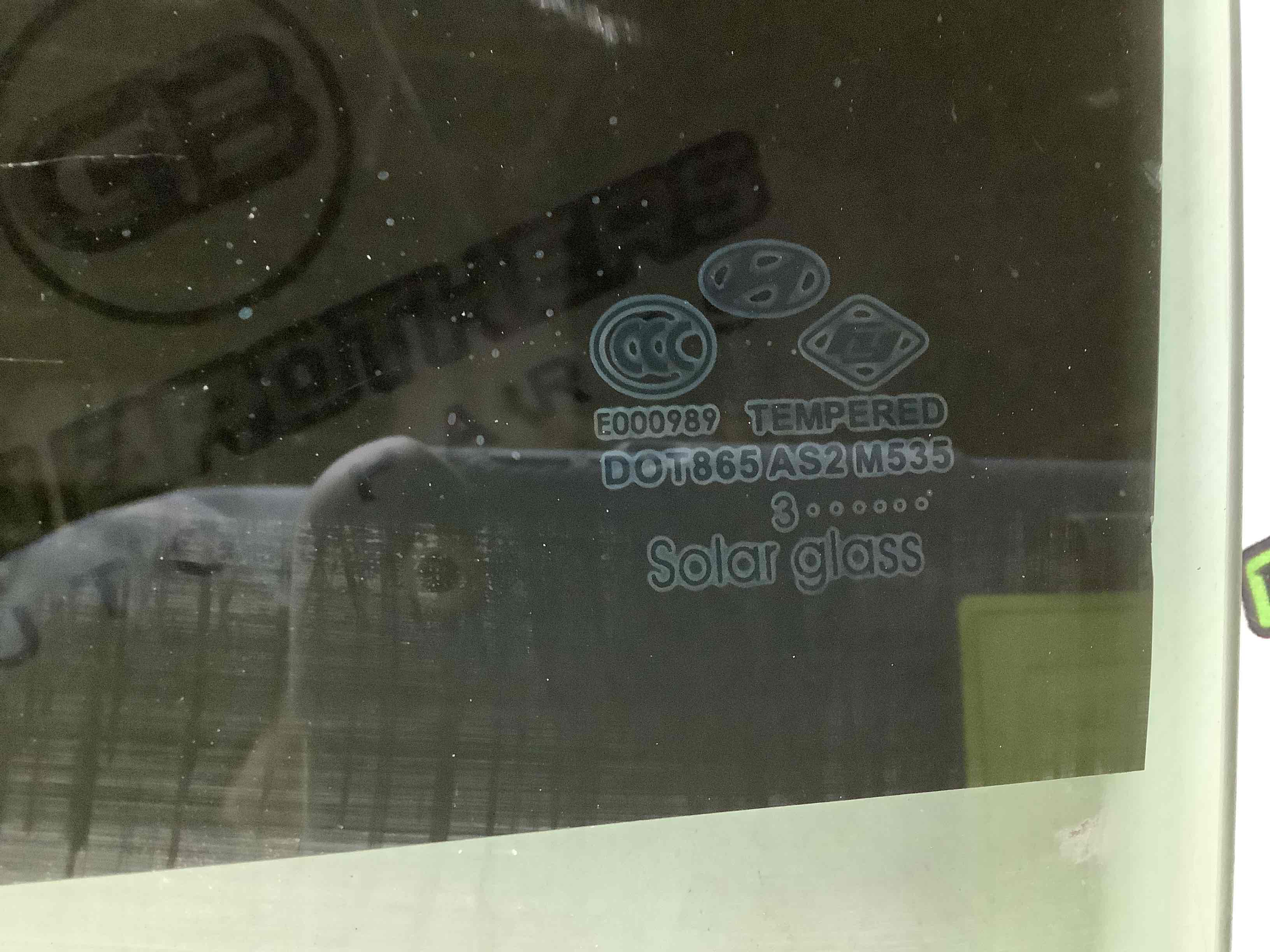 Стекло заднее левое