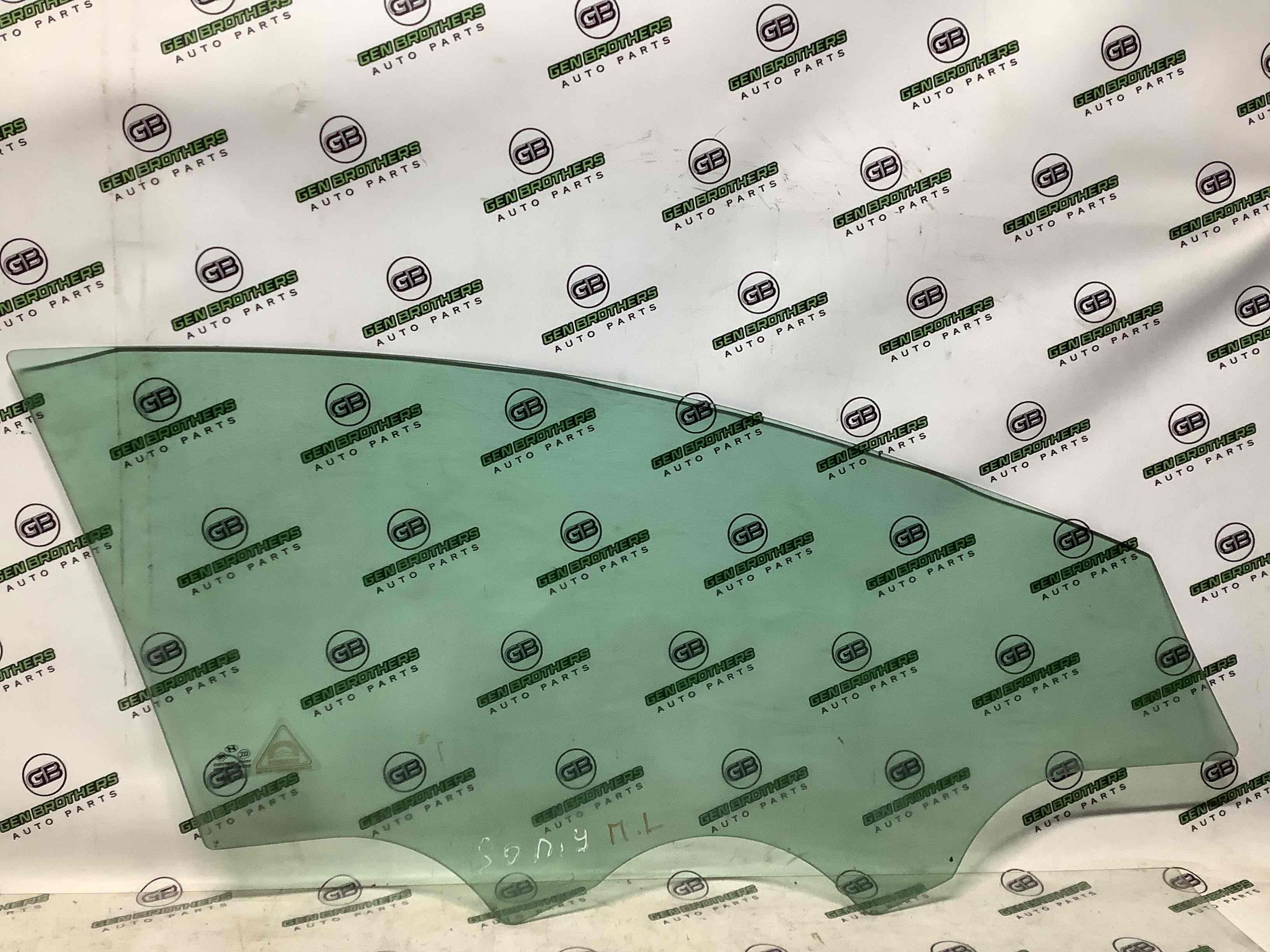 Стекло переднее левое