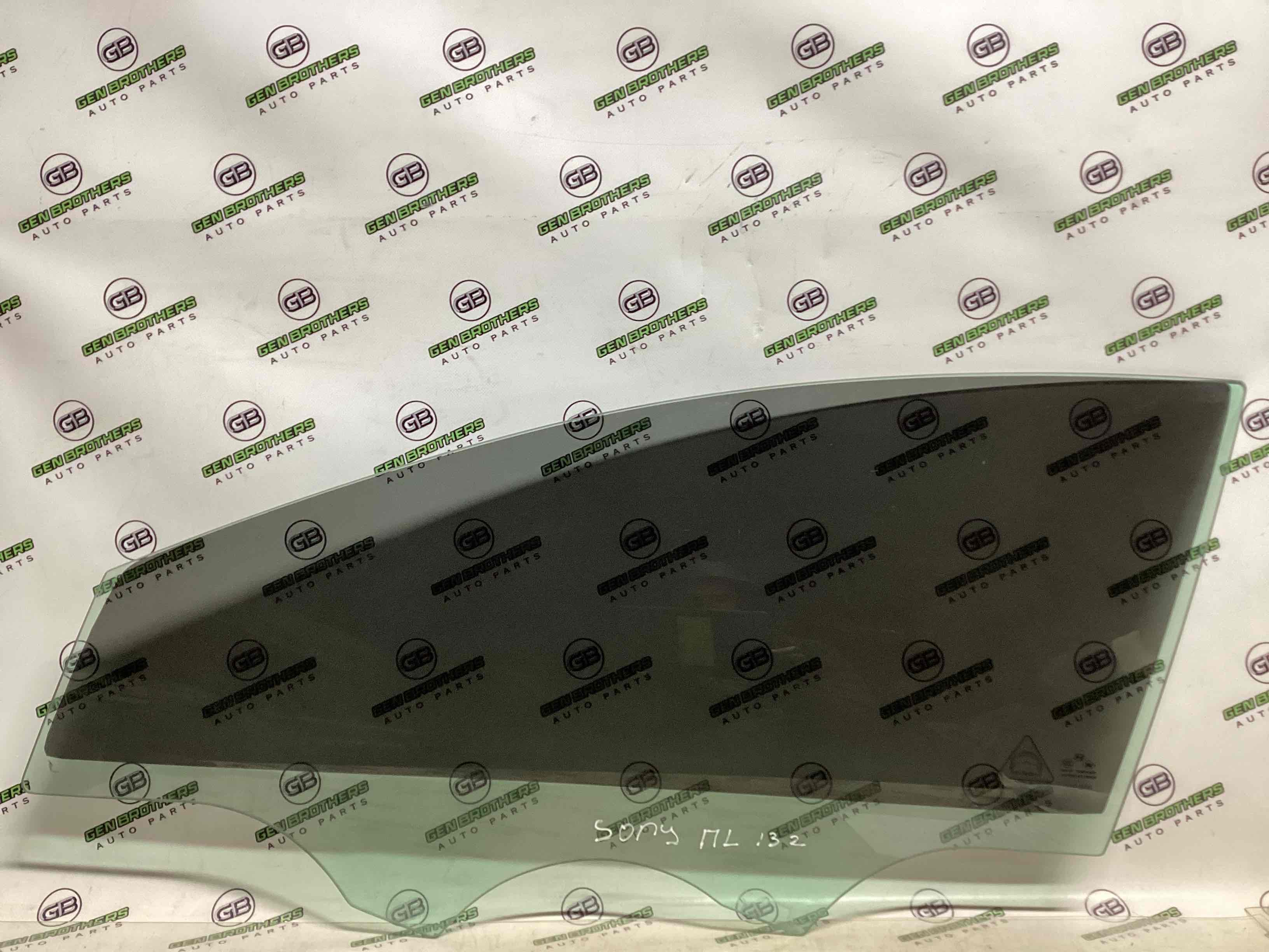 Стекло переднее левое