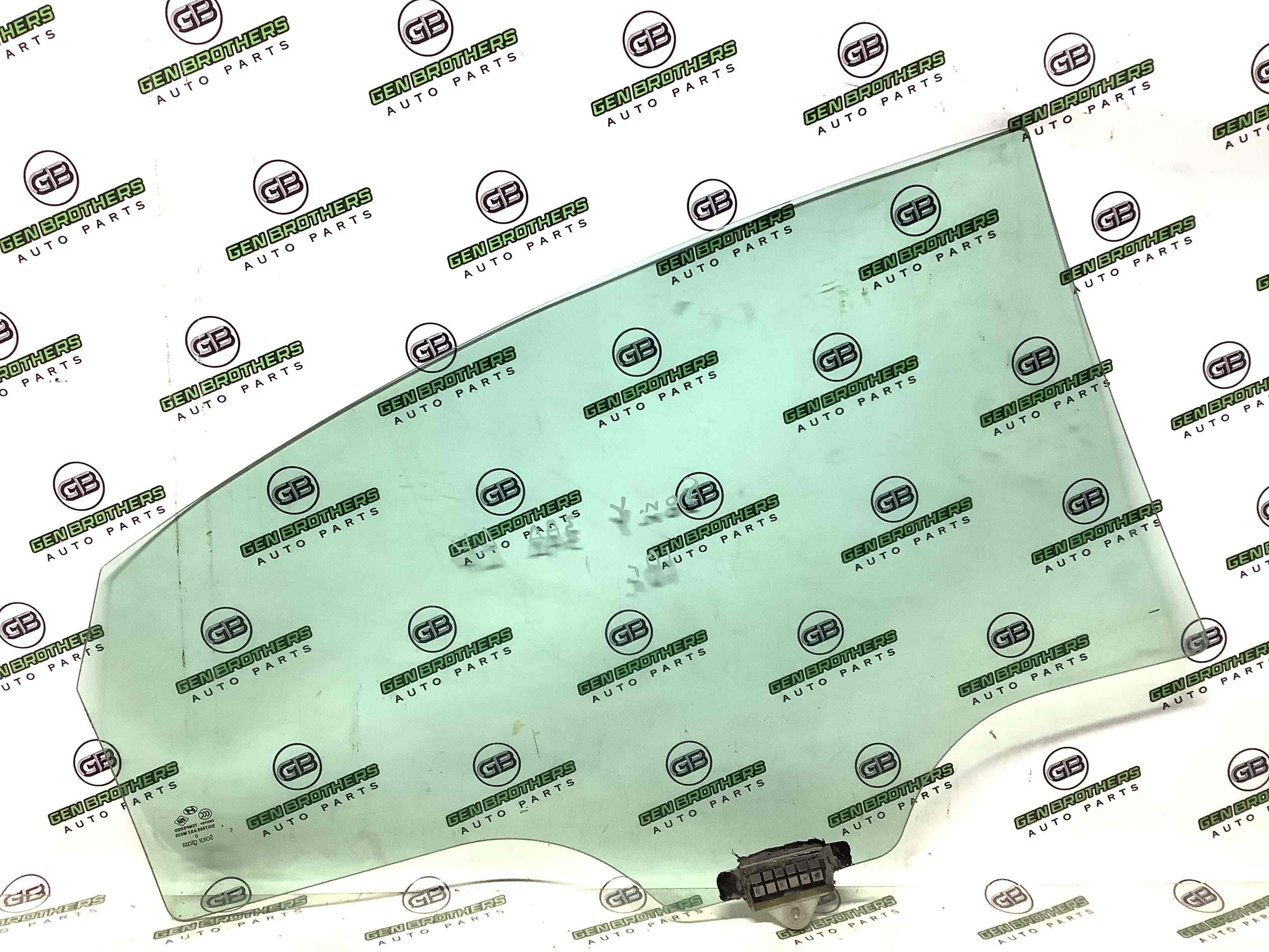 Стекло заднее левое