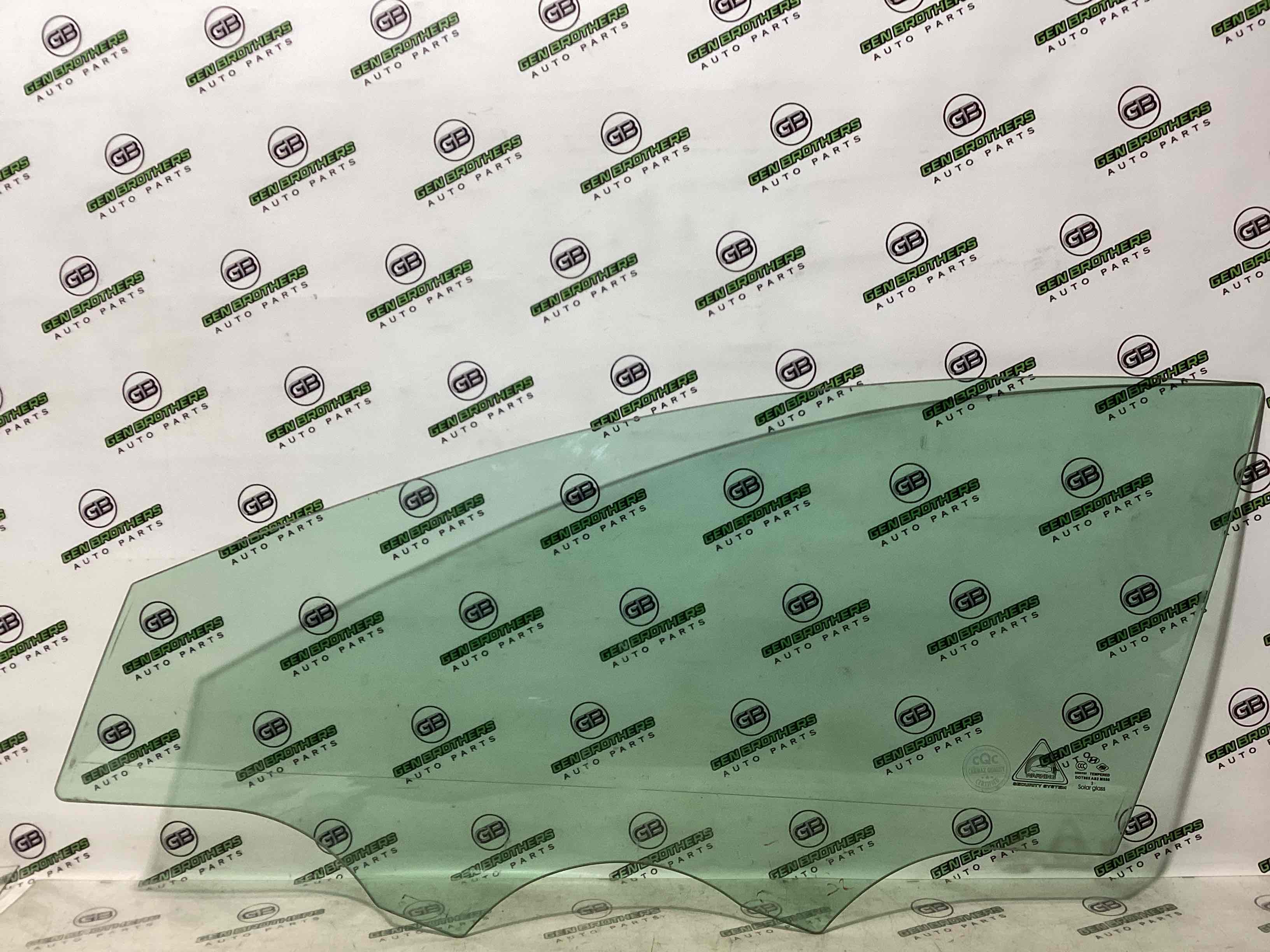 Стекло переднее левое