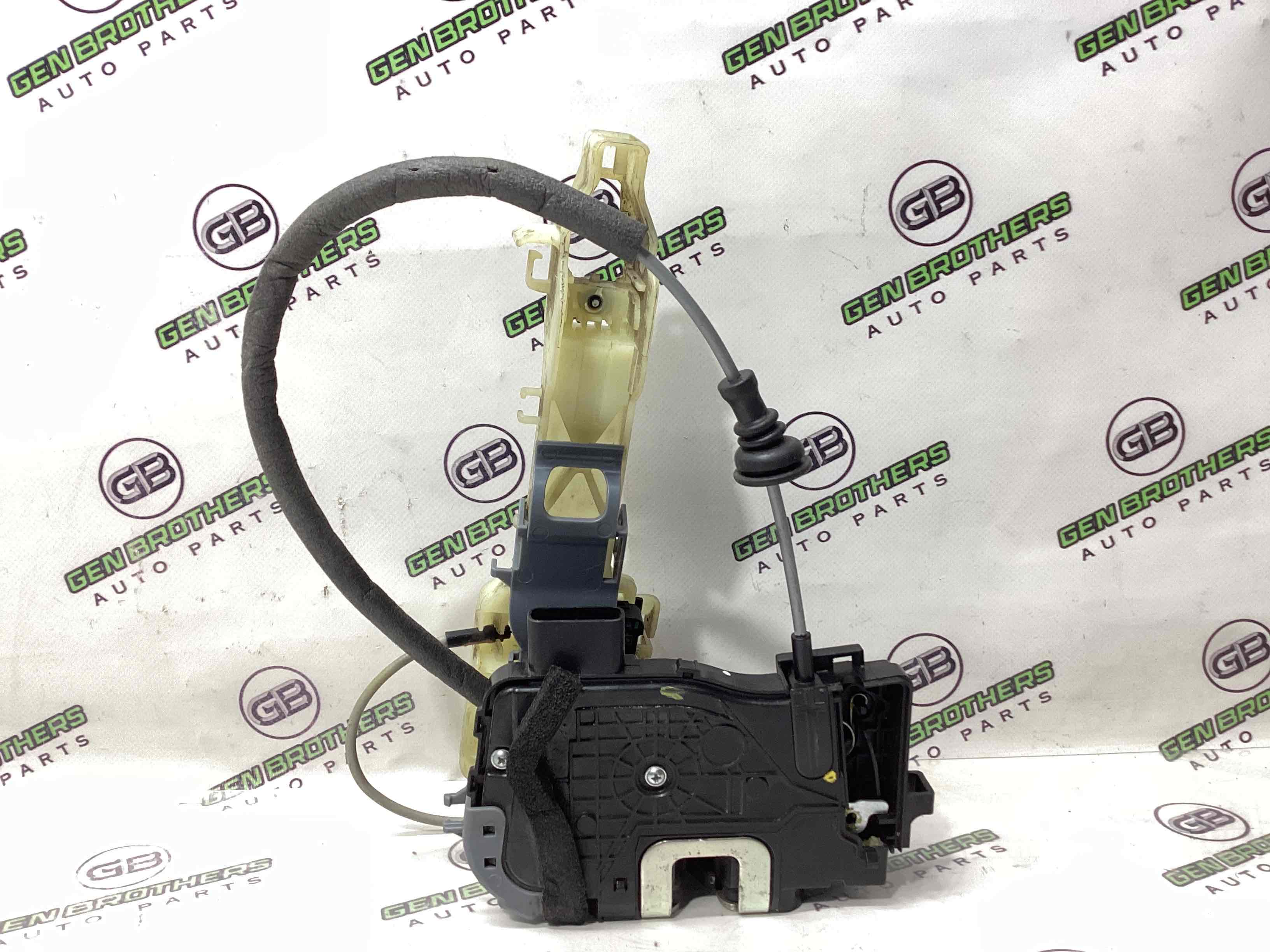 Замок двери передней левой