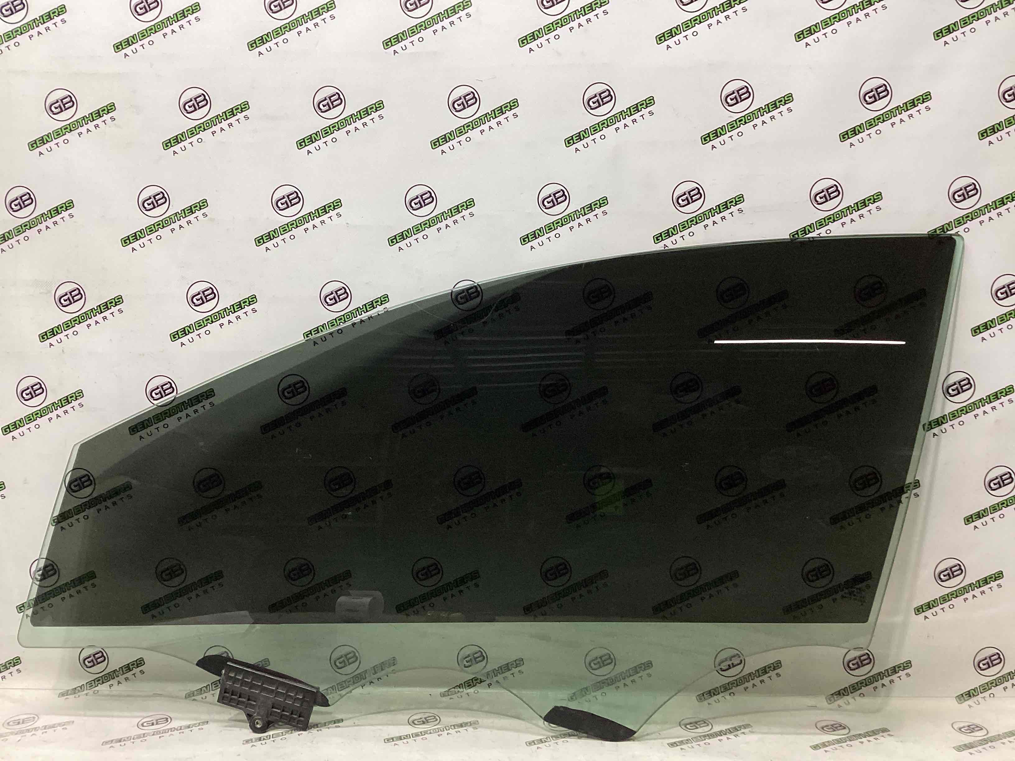 Стекло переднее левое