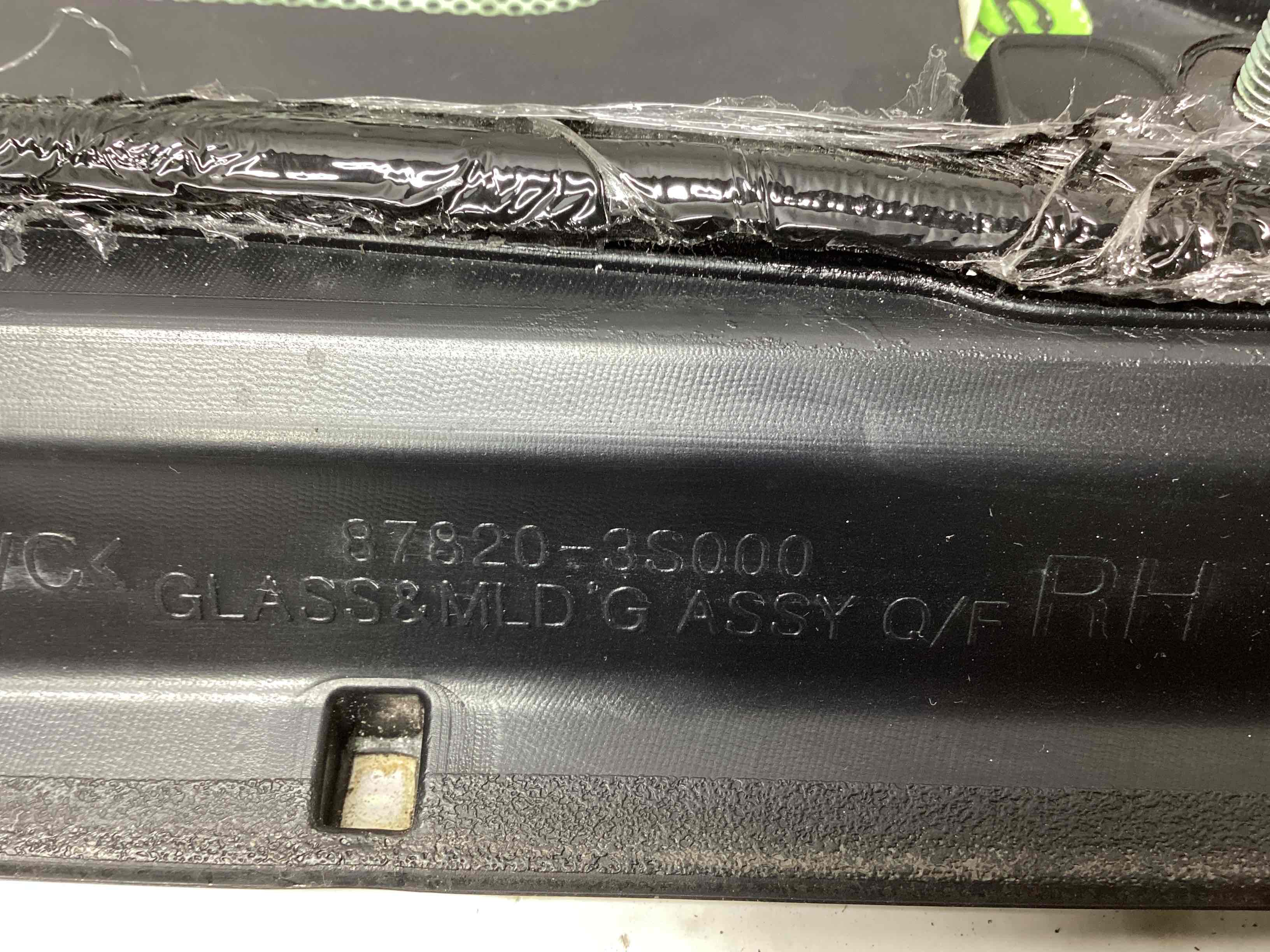 Стекло кузовное боковое правое