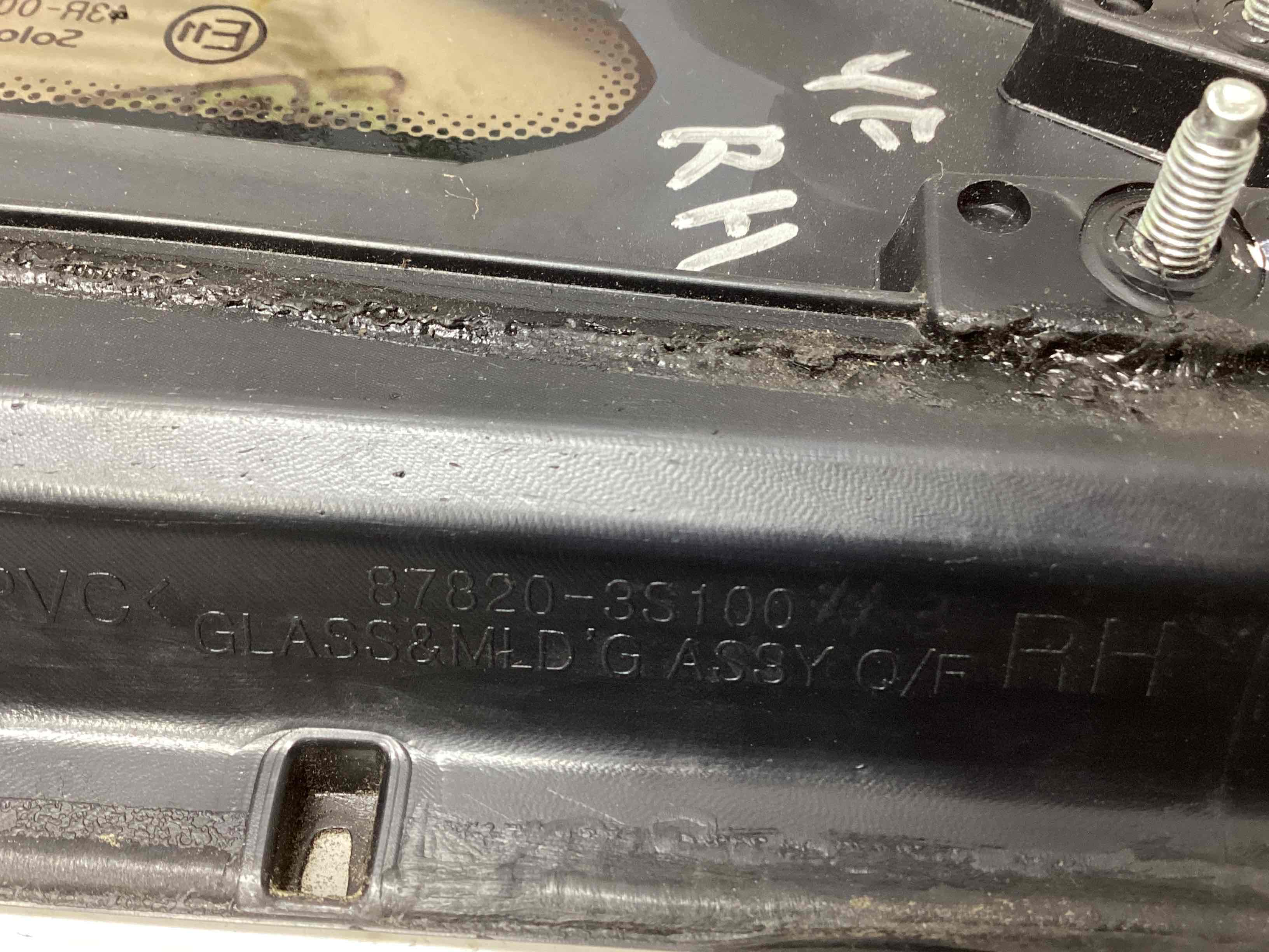 Стекло кузовное боковое правое