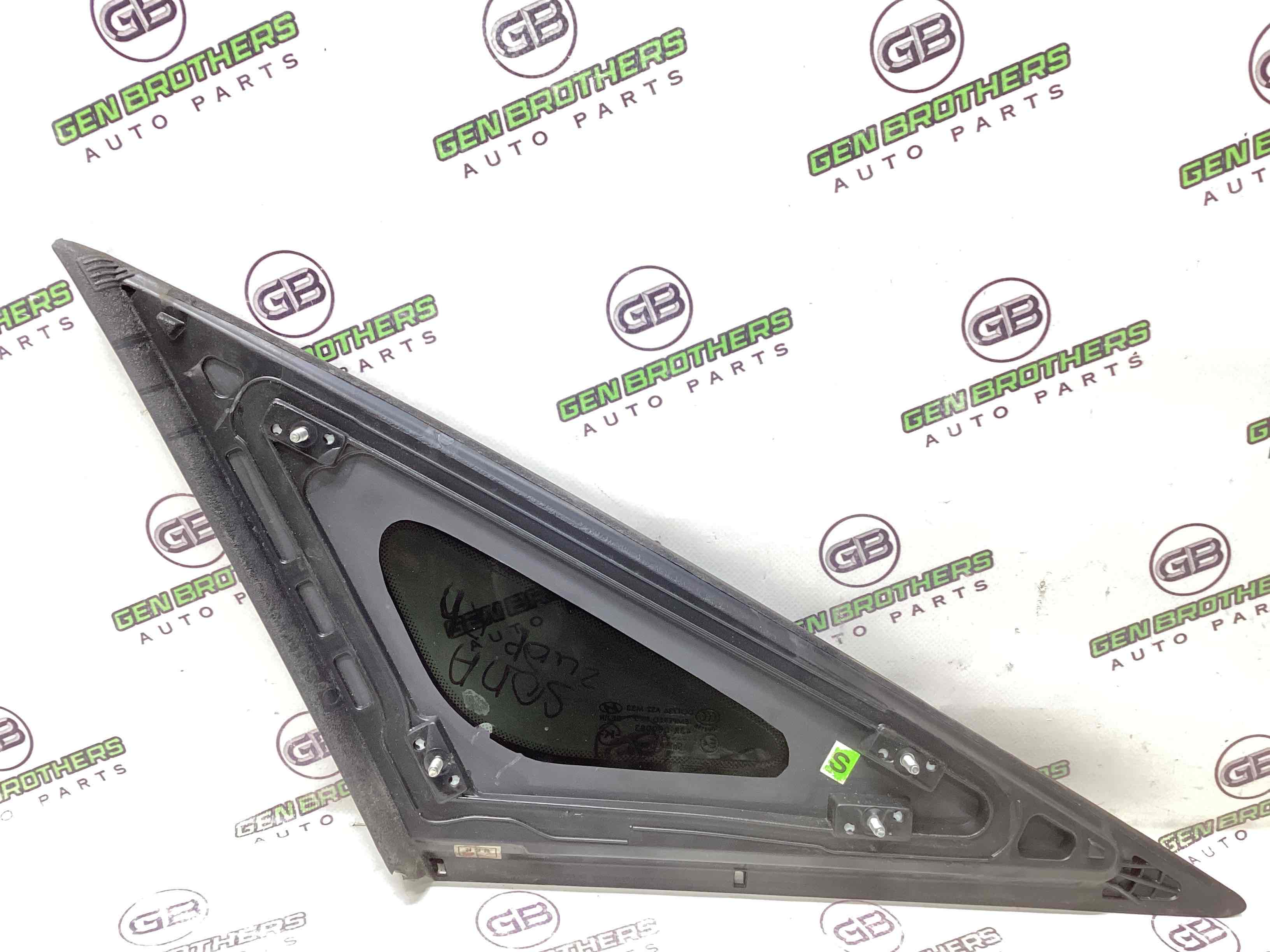 Стекло кузовное боковое правое