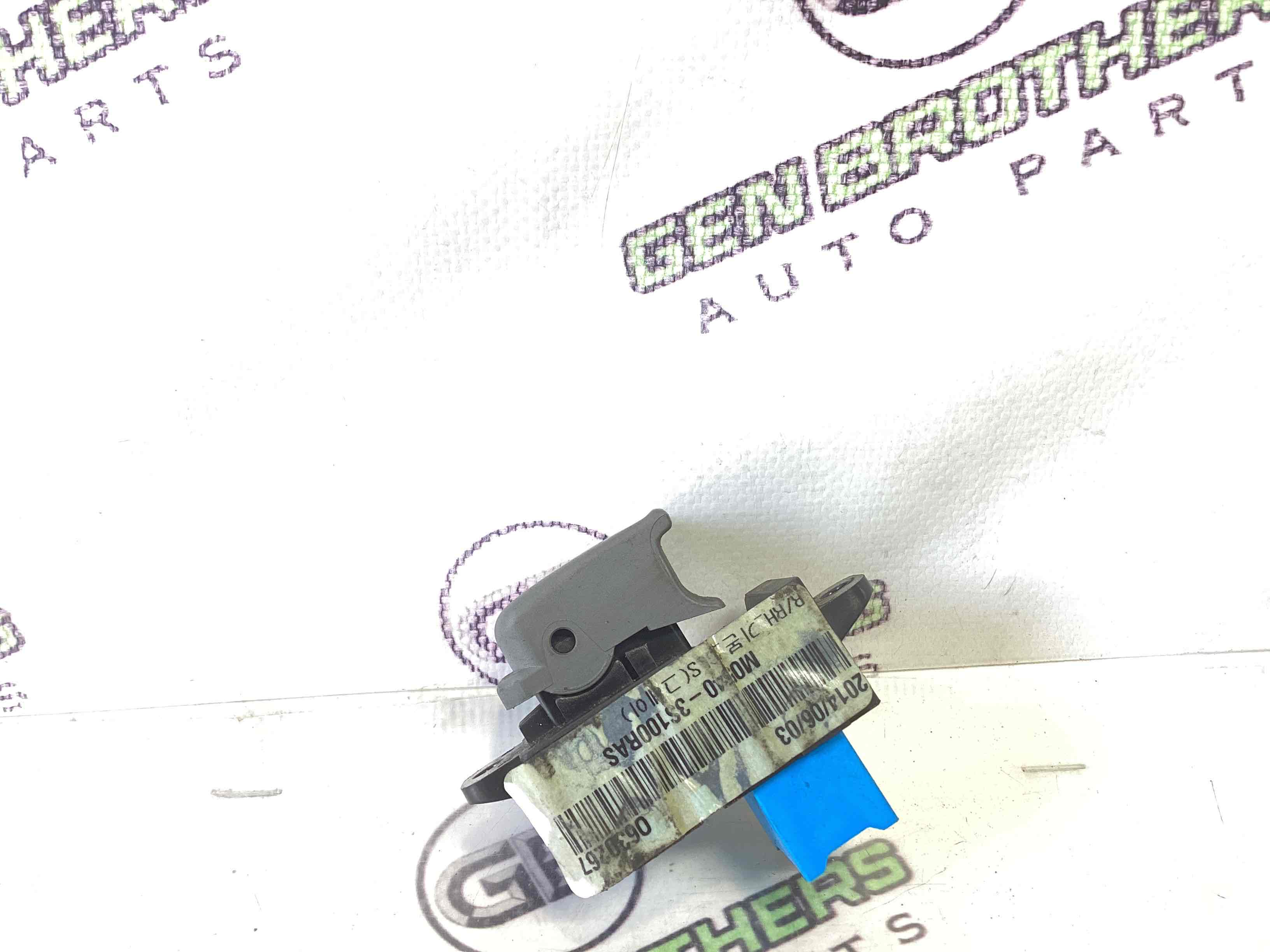 Кнопки управления стеклоподъемниками