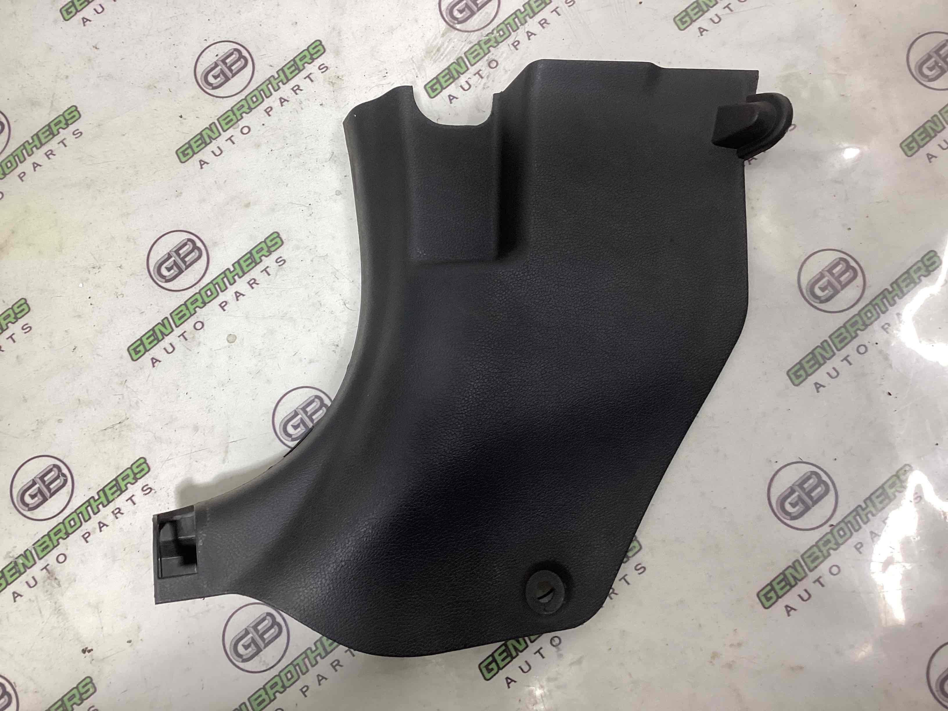 Обшивка передней стойки левая