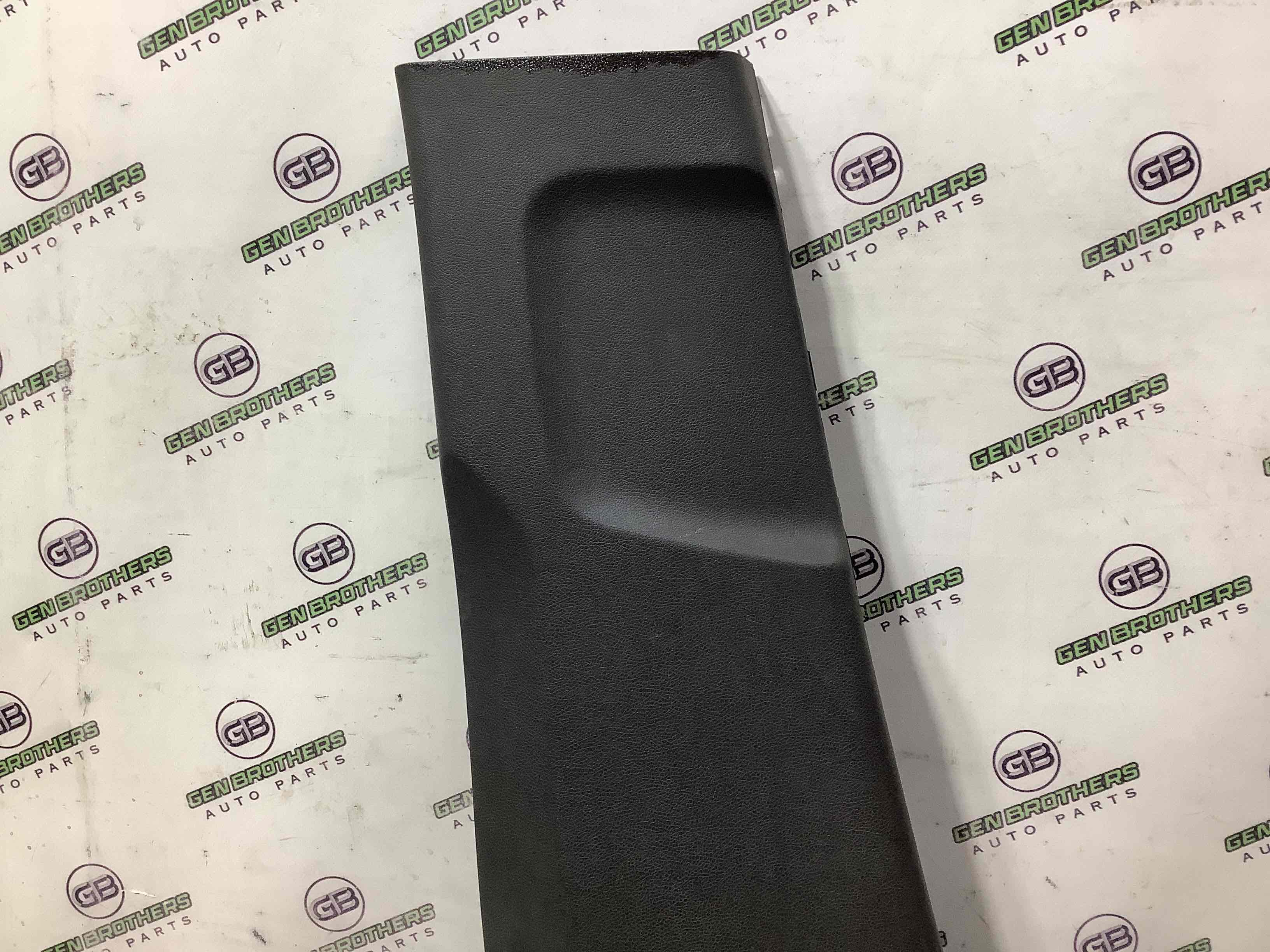 Обшивка передней стойки левая