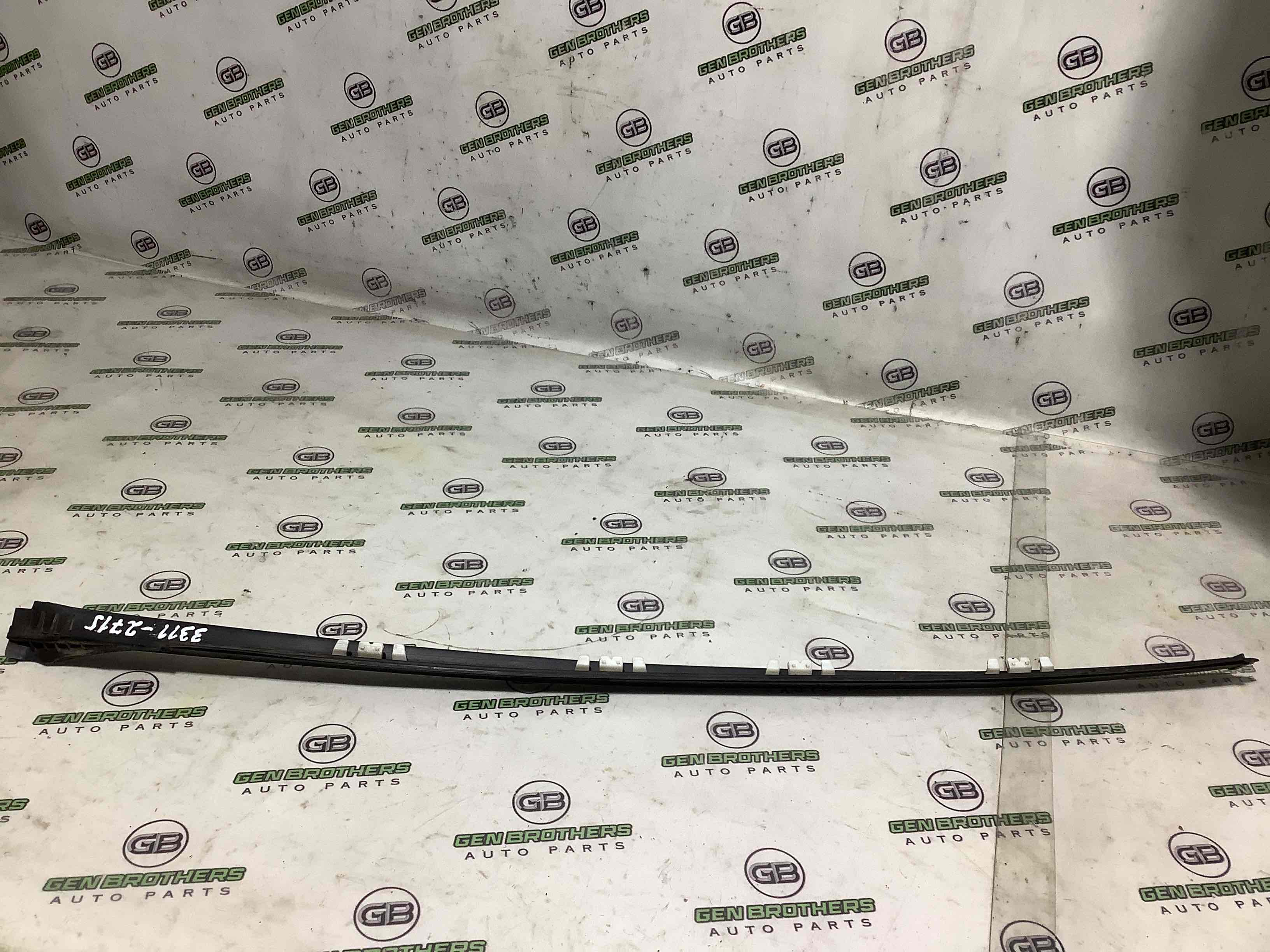 Молдинг лобового стекла