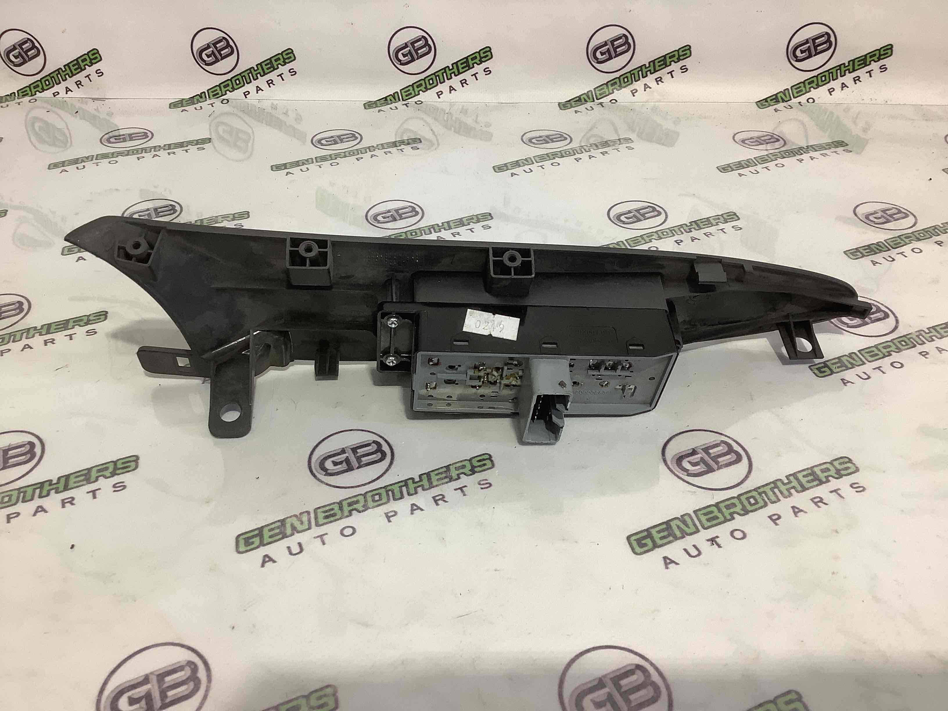 Кнопки управления стеклоподъемниками