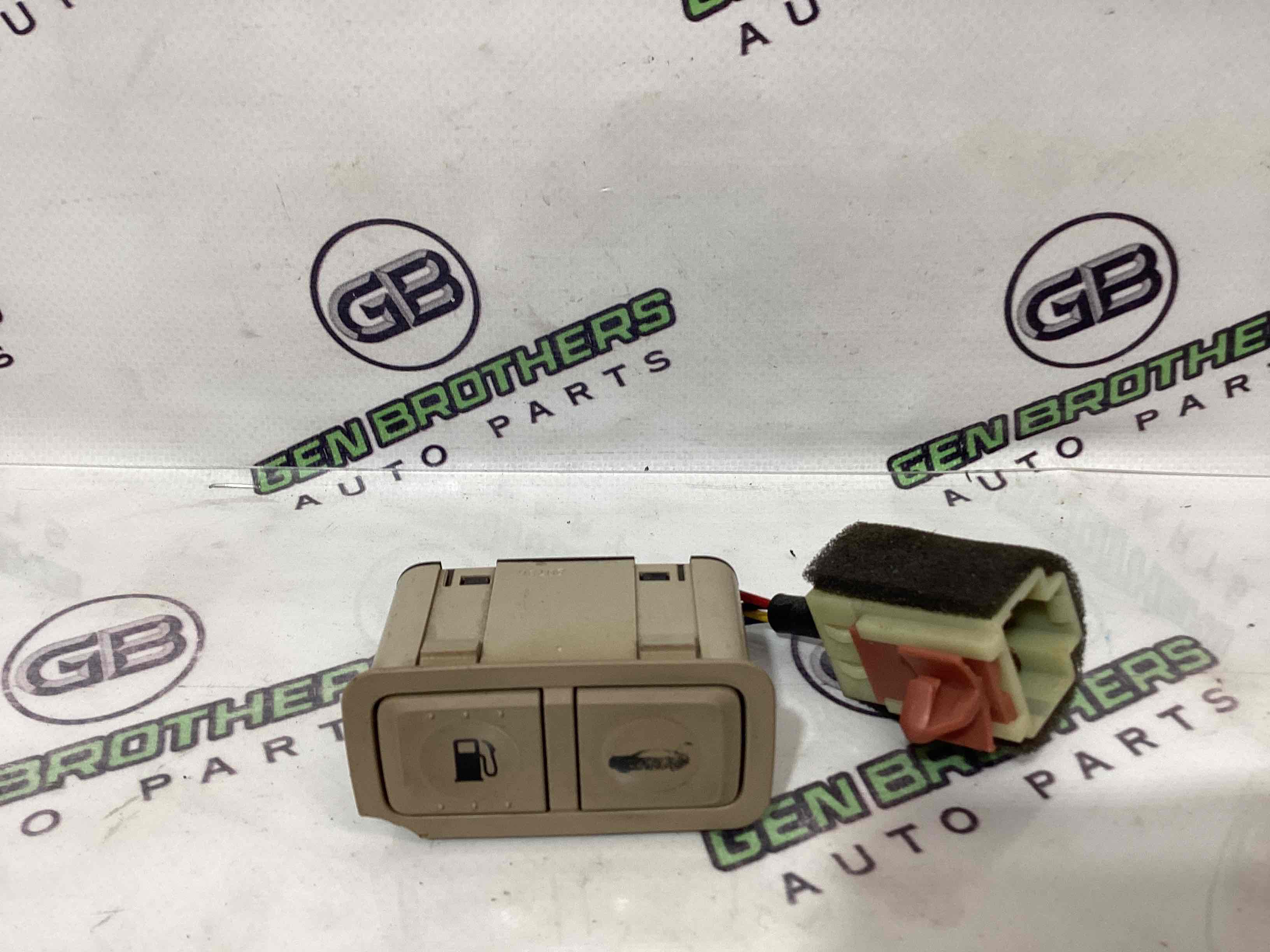 Кнопка открытия багажника