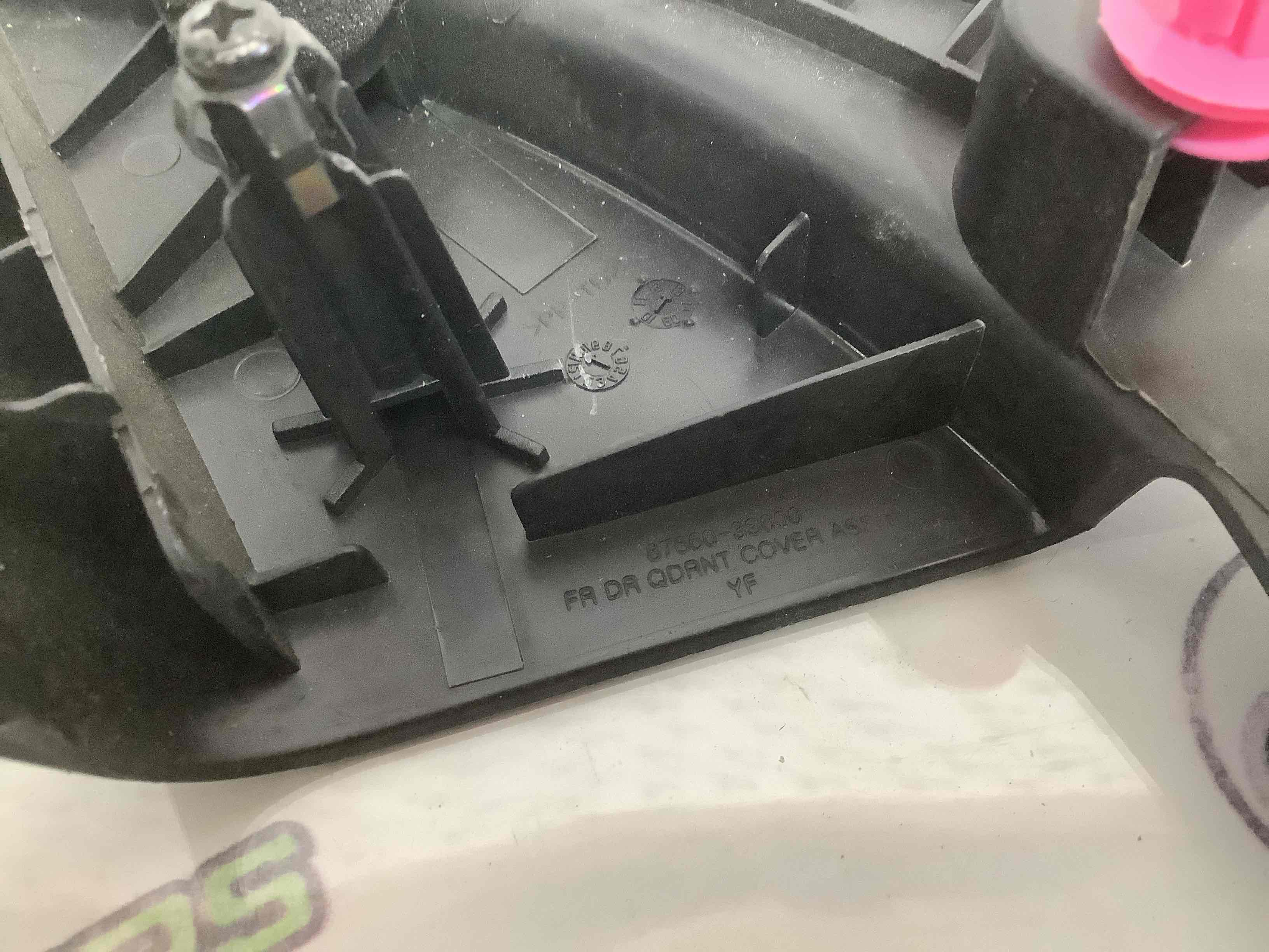 Корпус, накладка, крепление правого зеркала