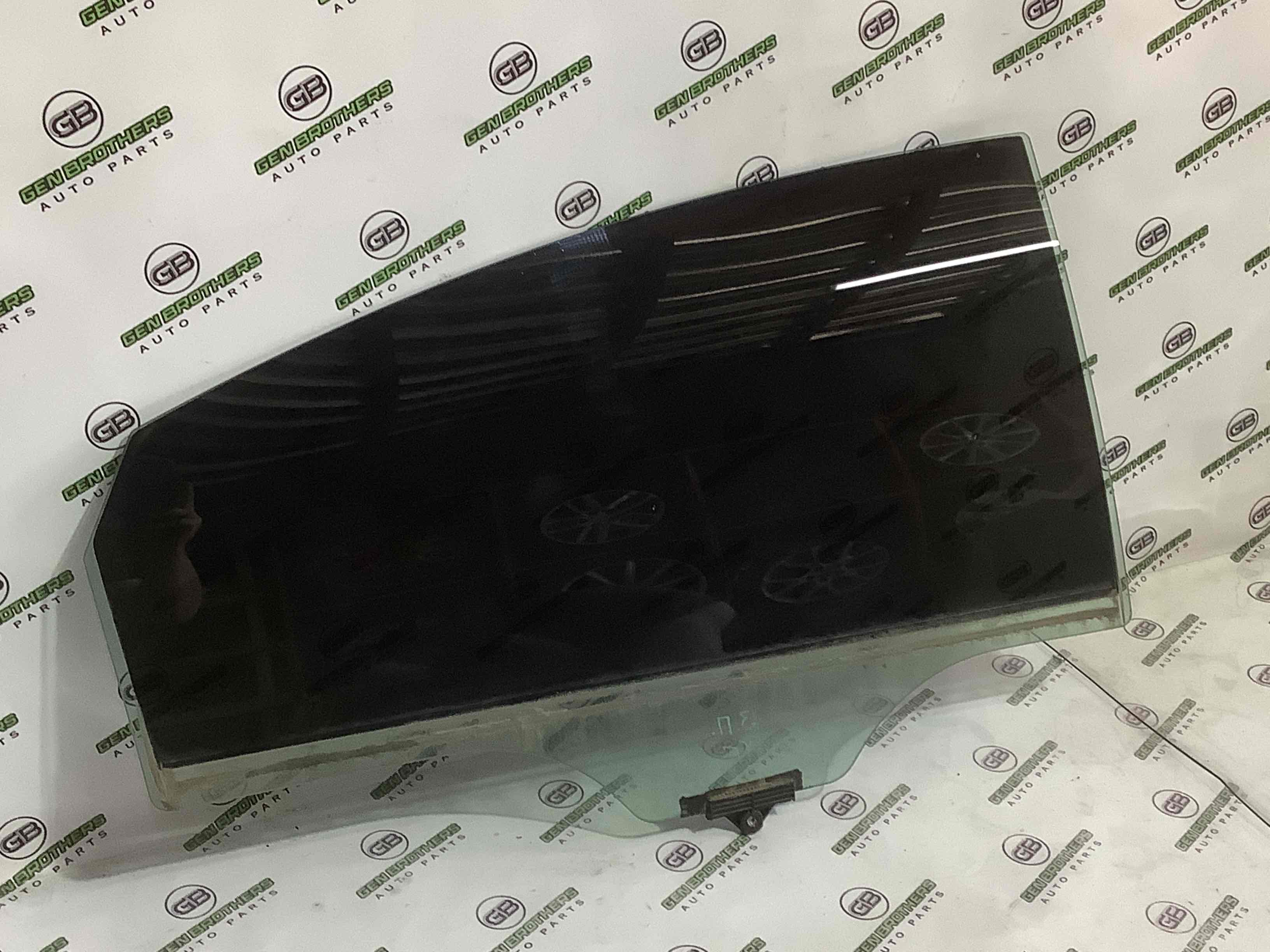 Стекло заднее правое